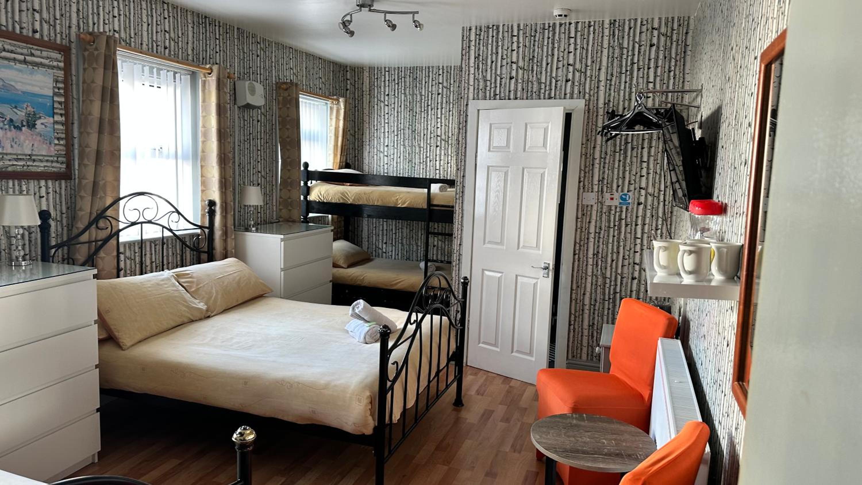 Family Room (3 Adults and 3 Children) - Photo 2