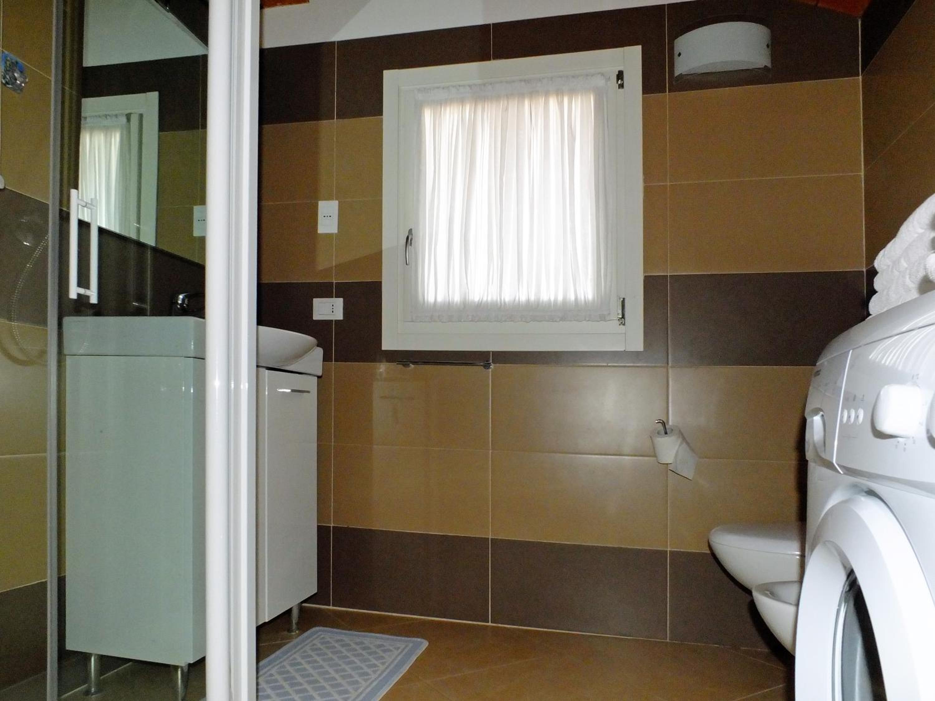 Three-Bedroom Apartment (8 Adults) - Photo 9