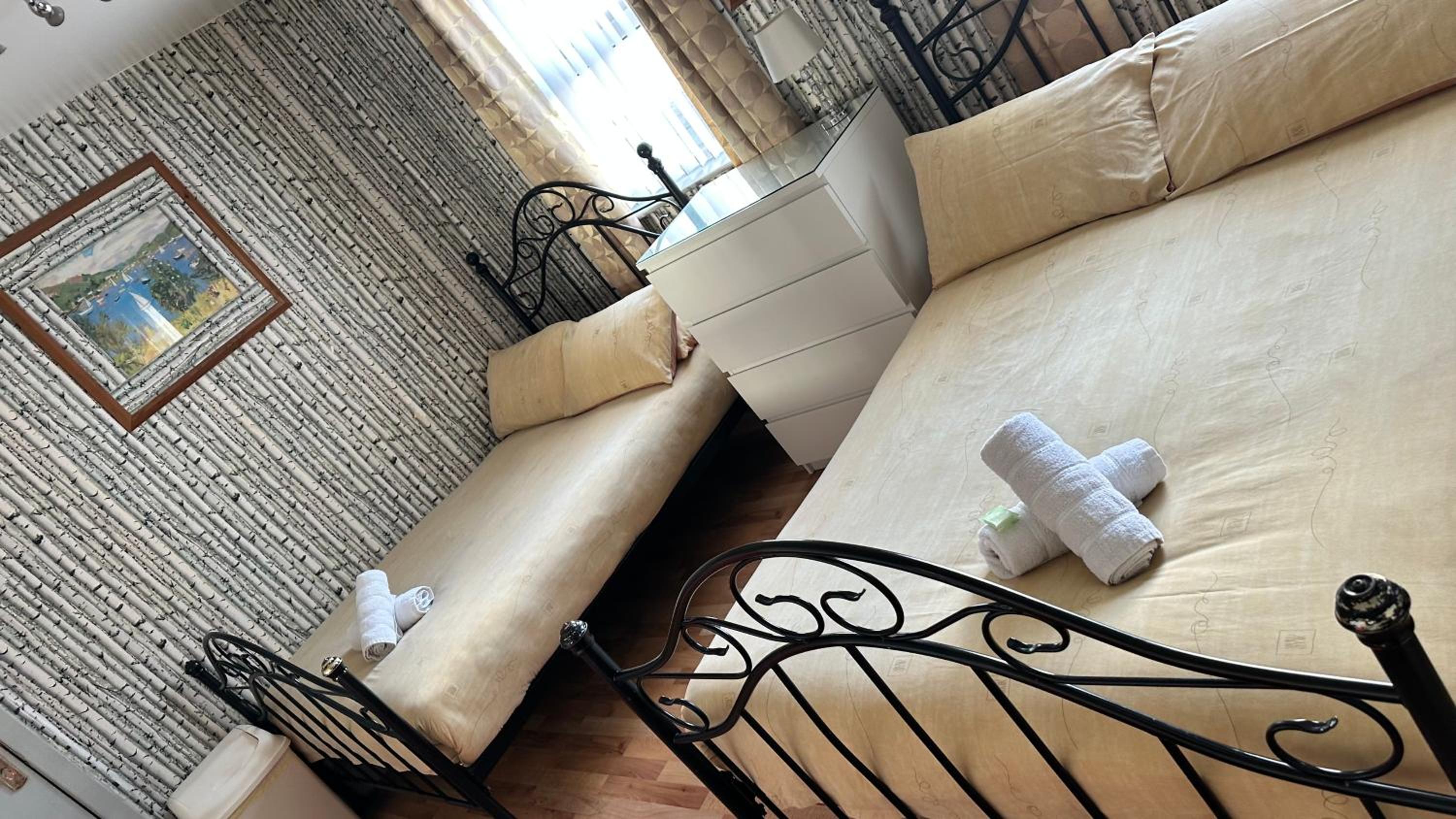 Family Room (3 Adults and 3 Children) - Photo 1
