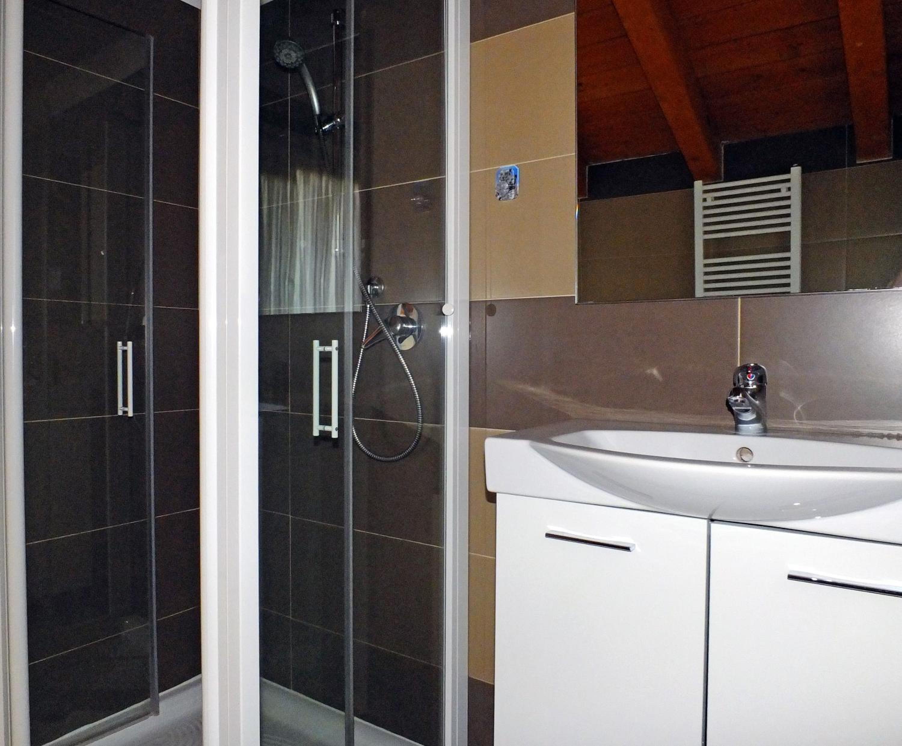 Three-Bedroom Apartment (8 Adults) - Photo 10