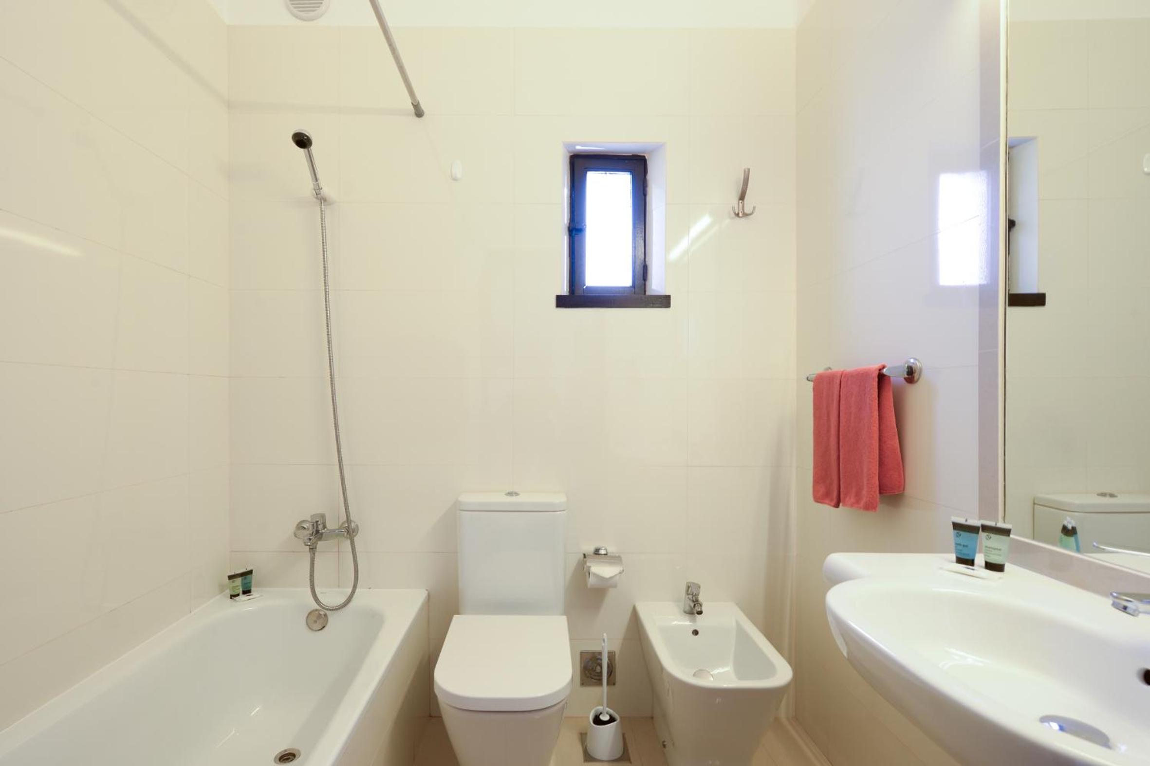 Standard Two-Bedroom Apartment With Partial Sea View photo 3