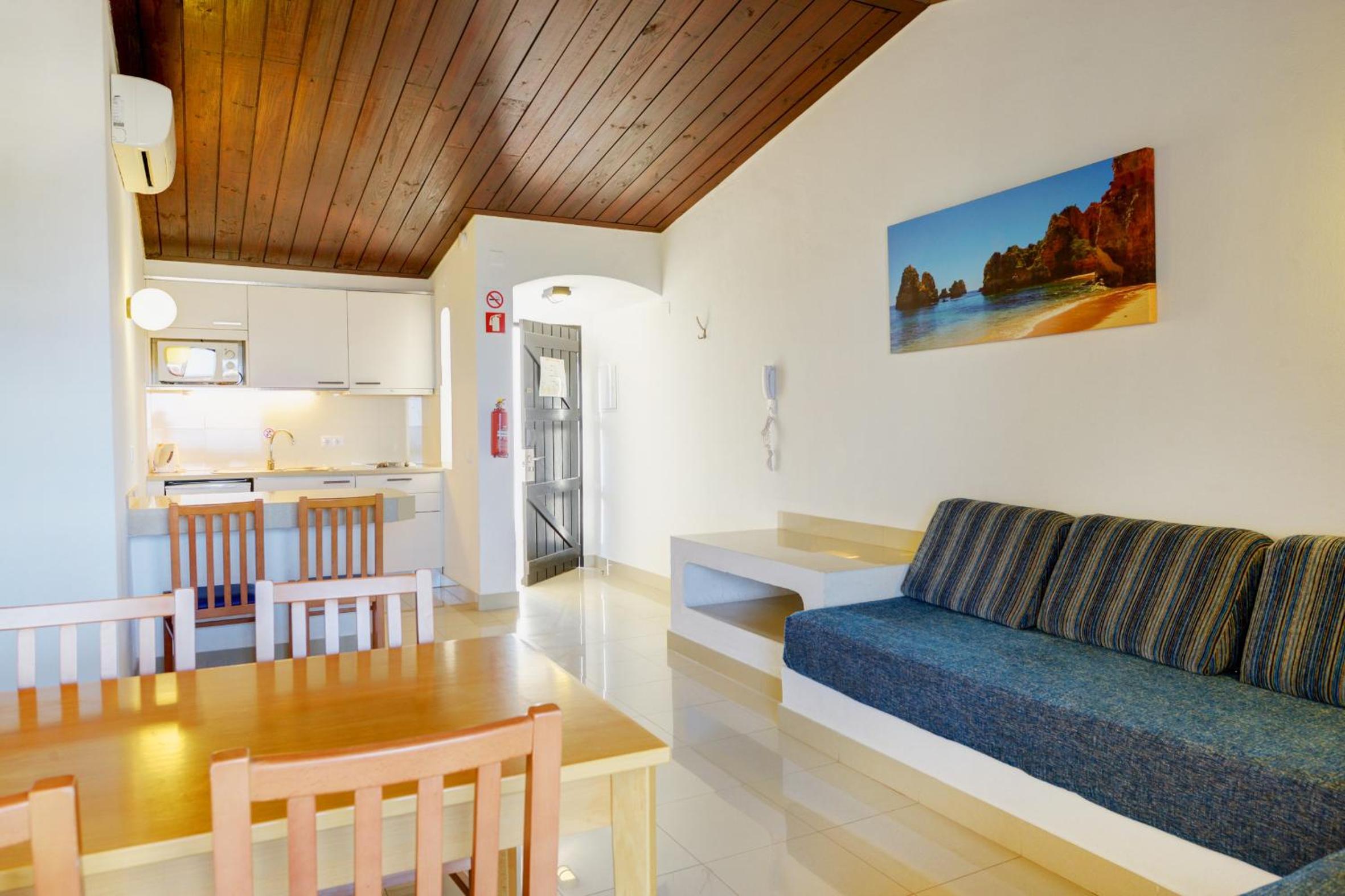 Standard Two-Bedroom Apartment With Partial Sea View photo 2