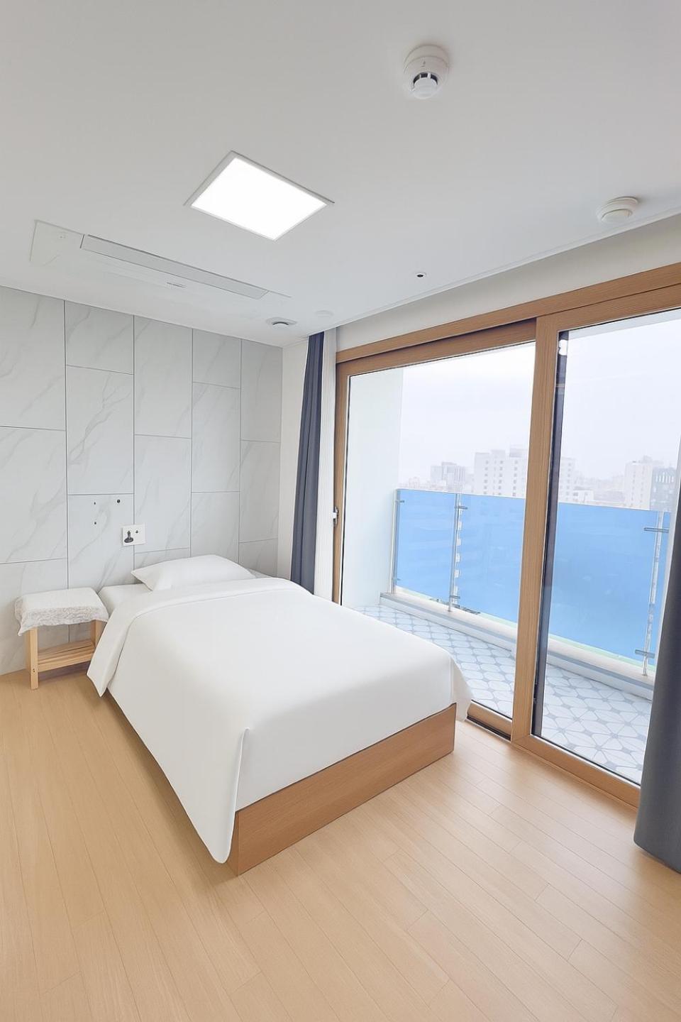 Single Room with Terrace
