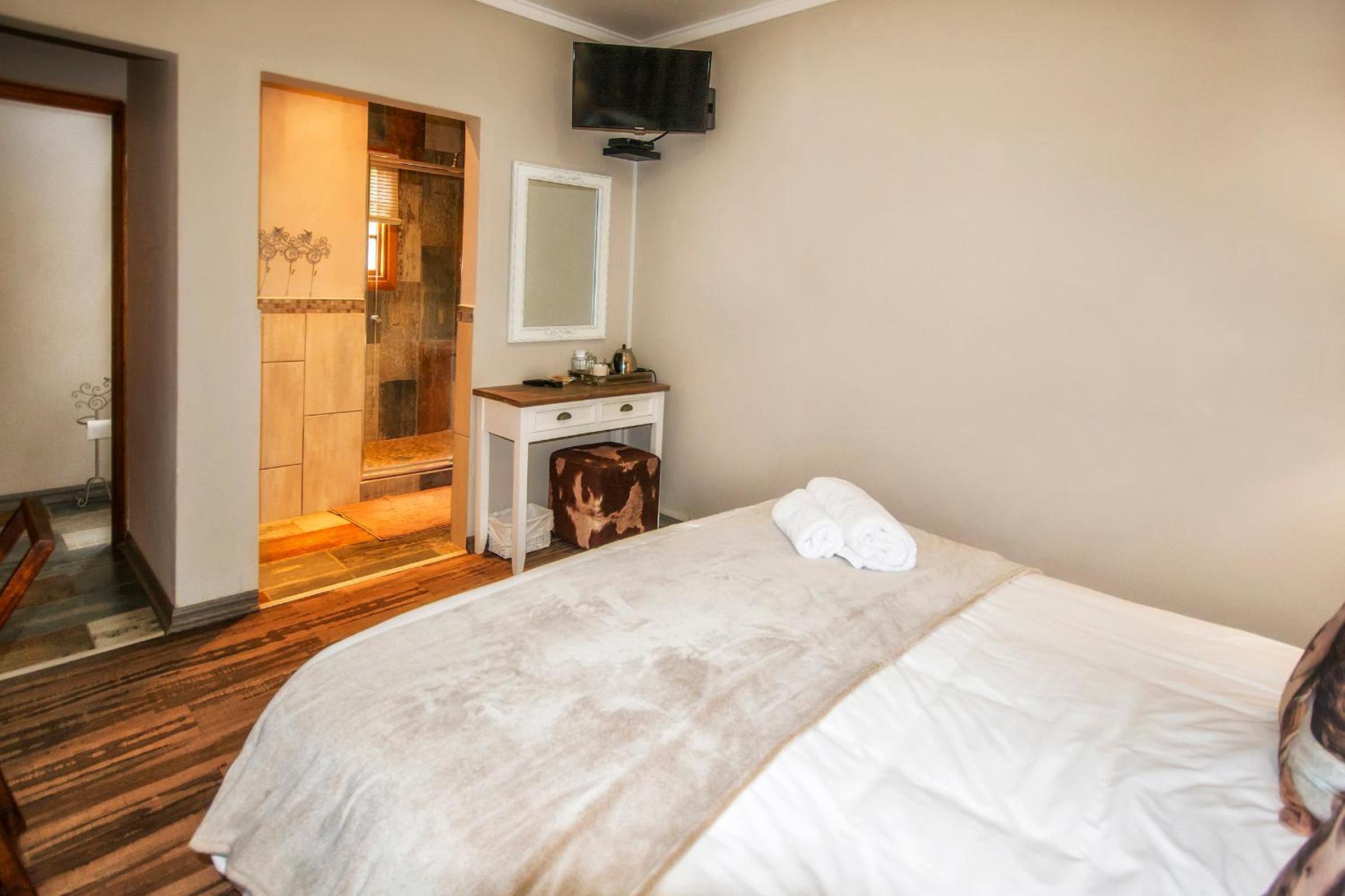 Deluxe Queen Room - Photo 8