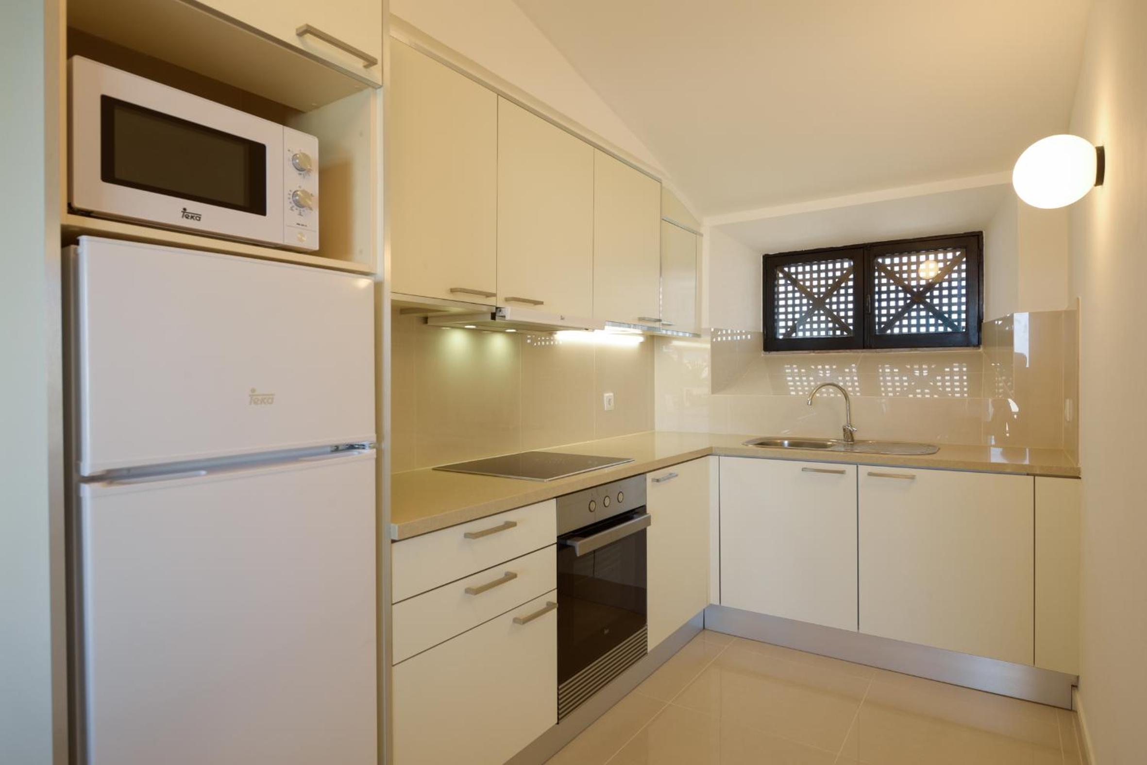 Deluxe Three-Bedroom Apartment with Sea View - Photo 5