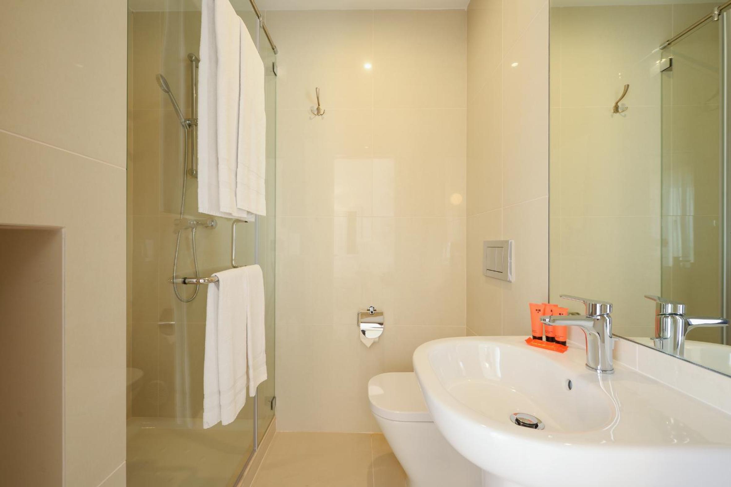 Deluxe Three-Bedroom Apartment with Sea View - Photo 2