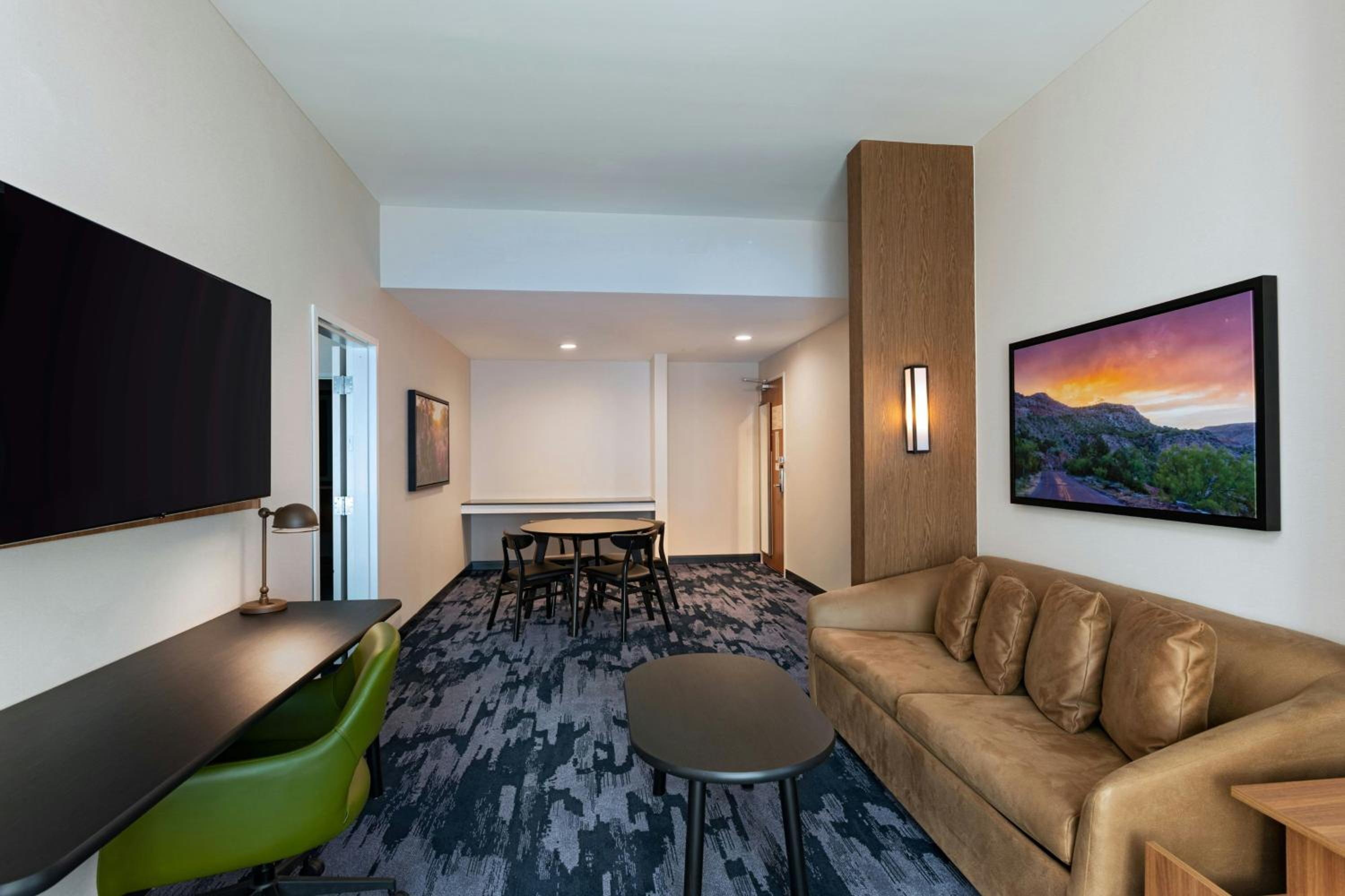 Queen Suite with Sofa Bed and Adapted Tub - Mobility and Hearing Accessible