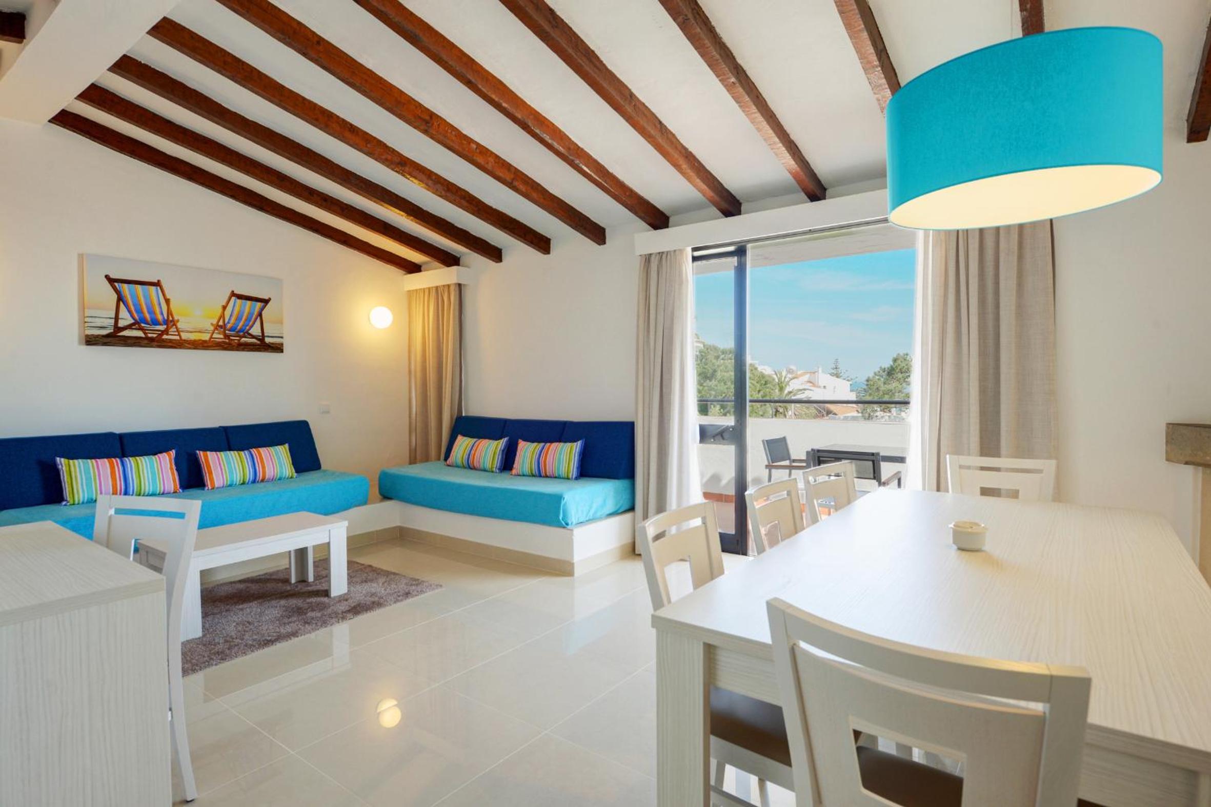 Deluxe Three-Bedroom Apartment with Sea View - Photo 3