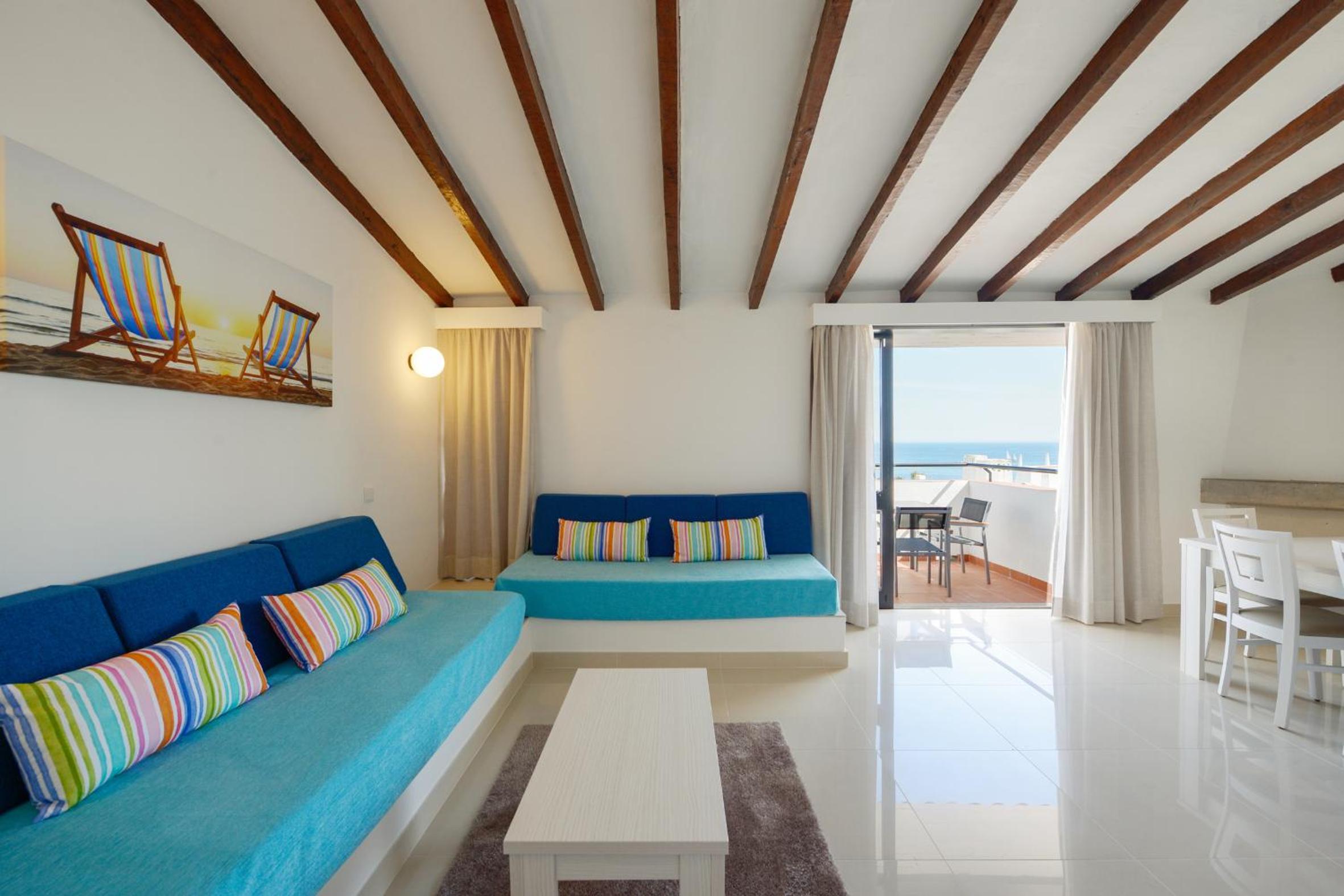 Deluxe Three-Bedroom Apartment with Sea View - Photo 4