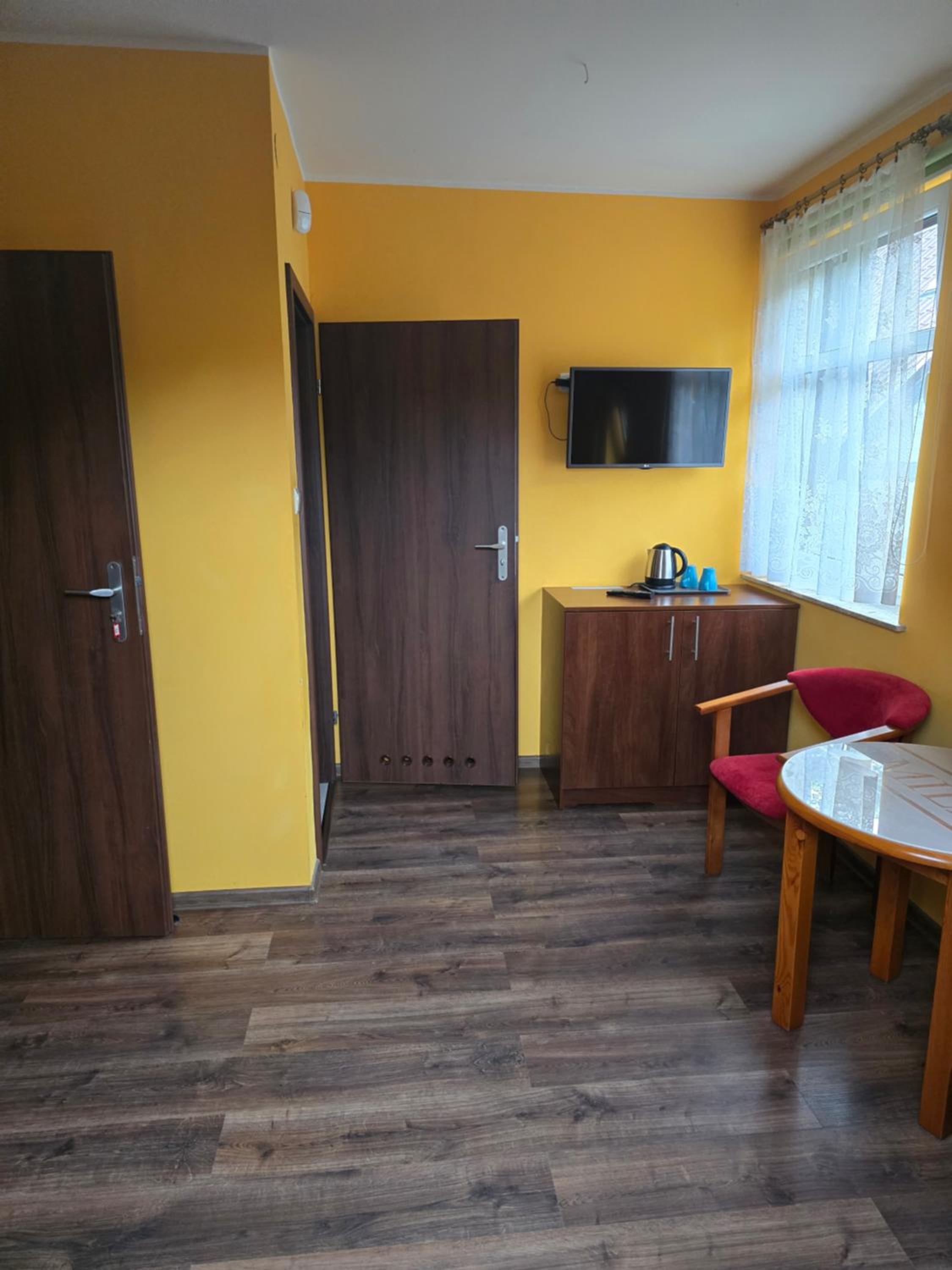 Economy Triple Room photo 2
