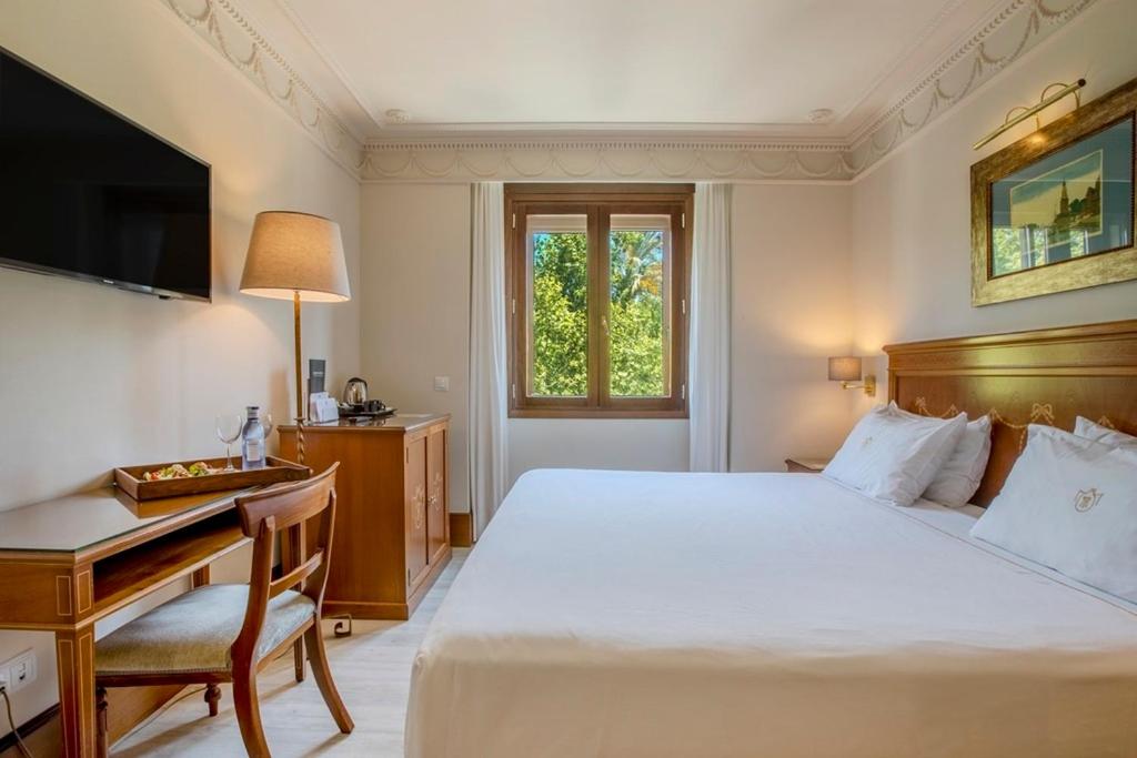 Double or Twin Room with City View
