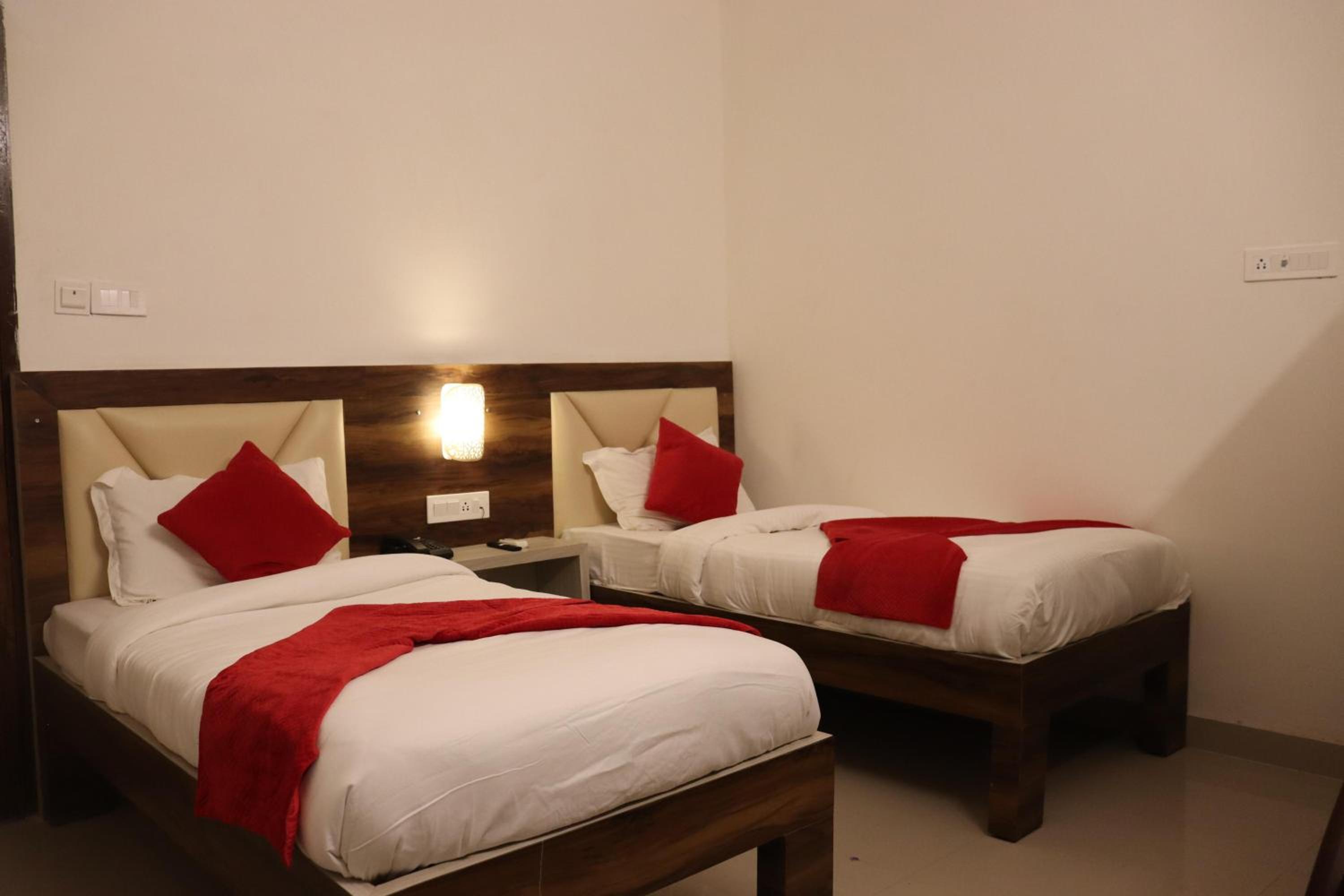 Deluxe Queen Room with Two Queen Beds - Photo 7