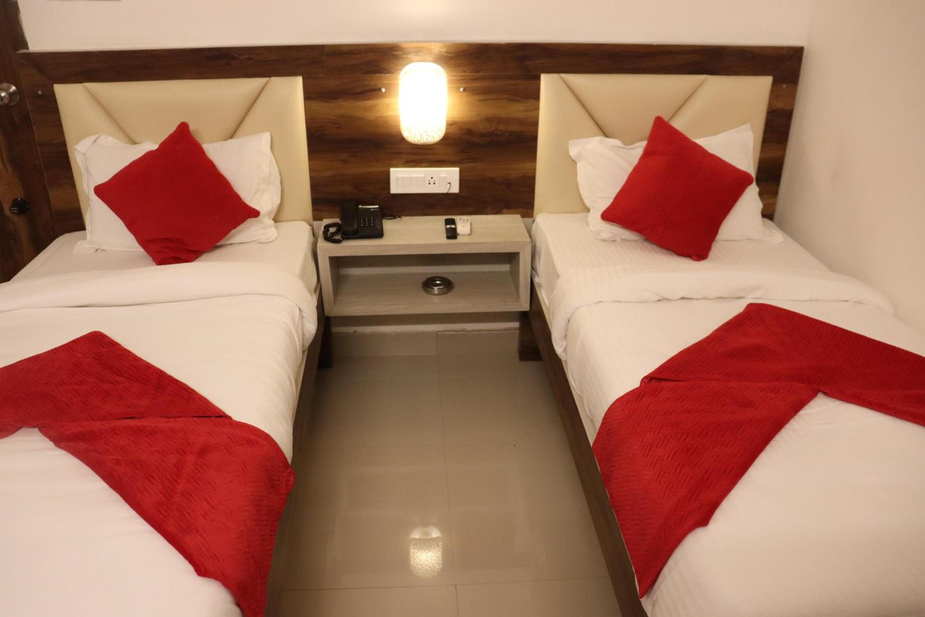 Deluxe Queen Room with Two Queen Beds - Photo 3