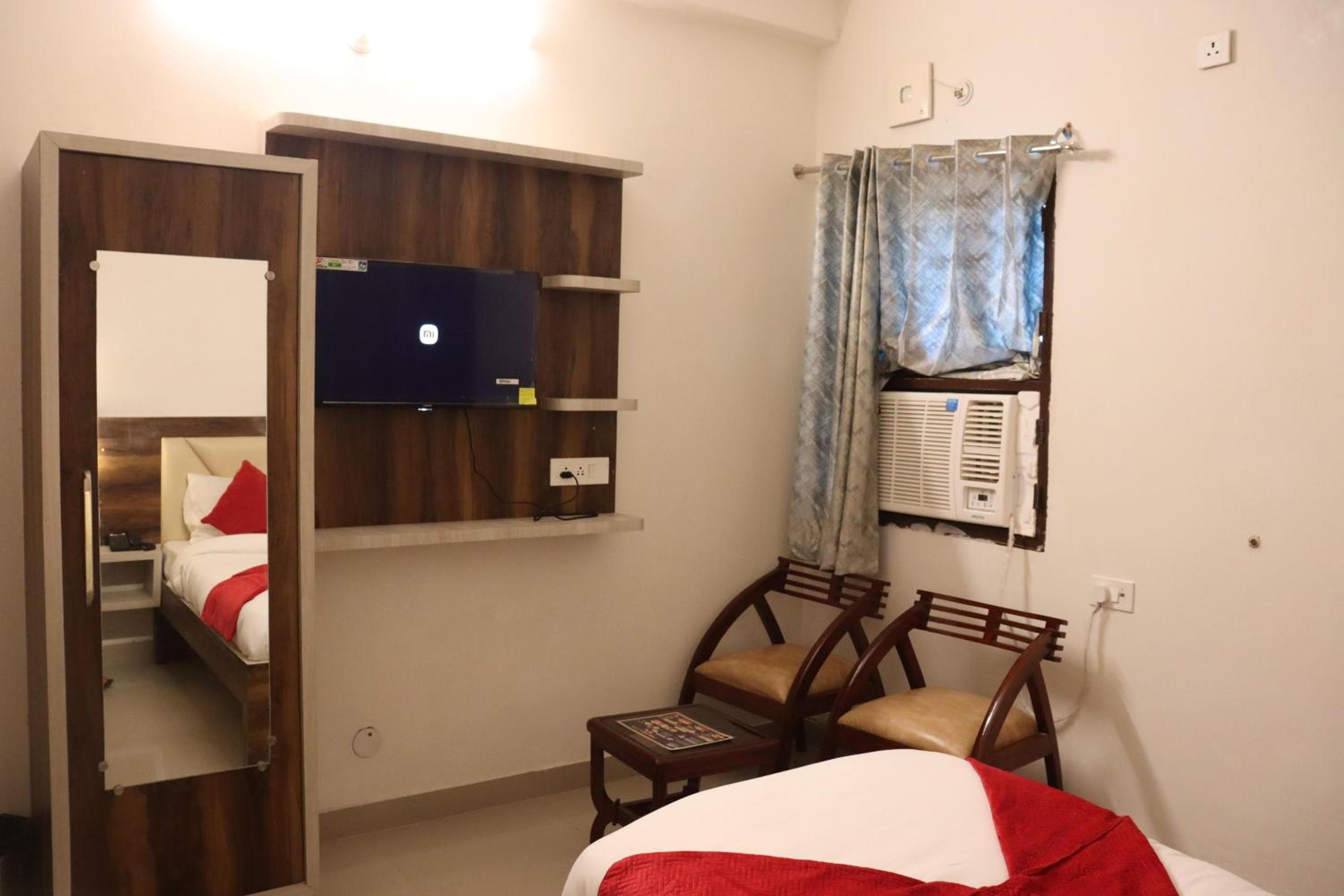 Deluxe Queen Room with Two Queen Beds - Photo 6