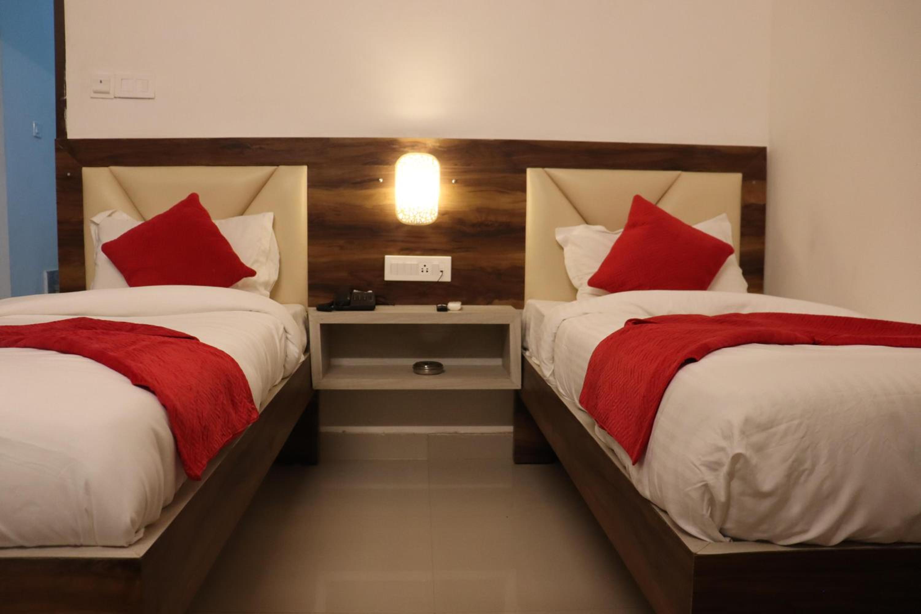Deluxe Queen Room with Two Queen Beds - Photo 4