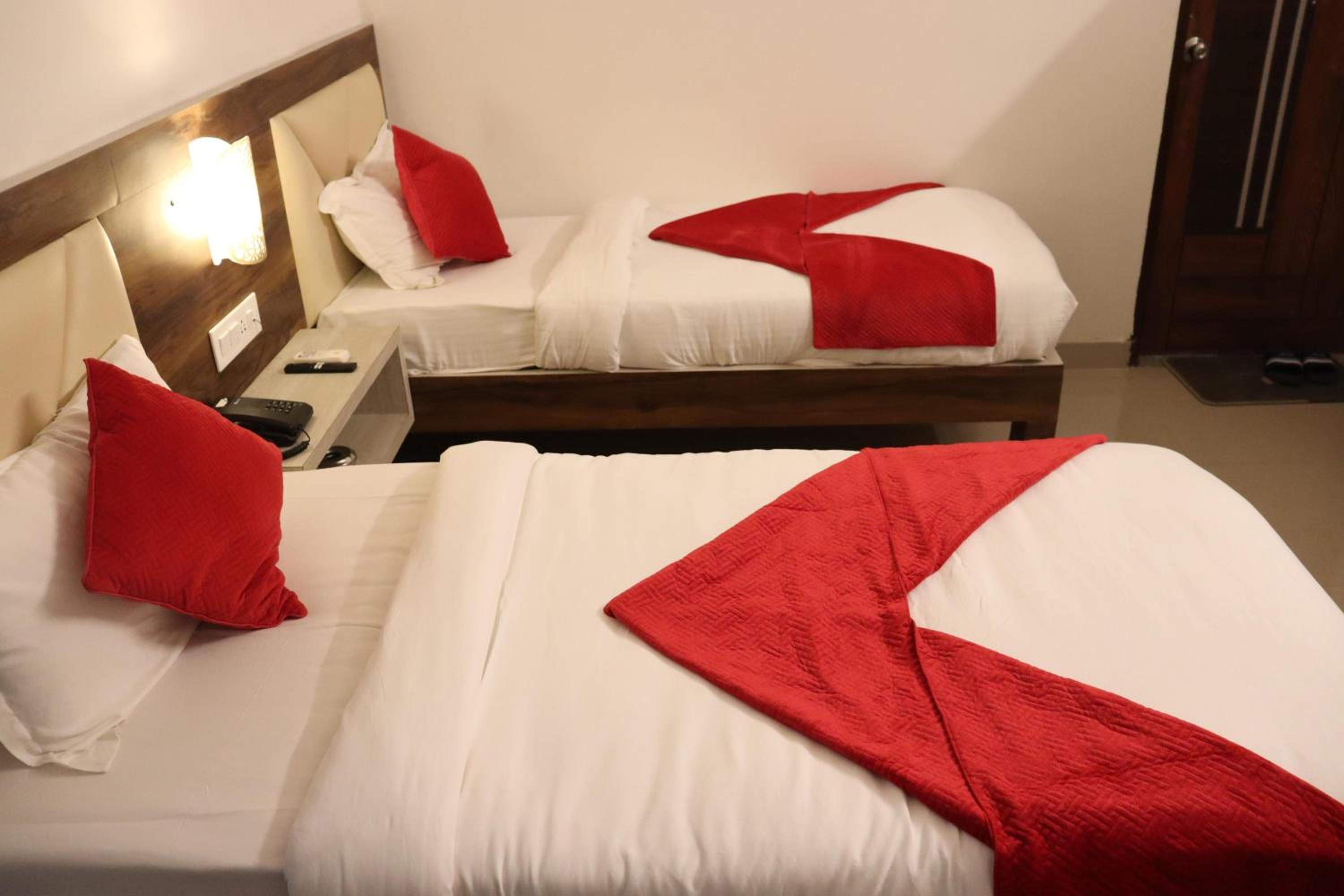 Deluxe Queen Room with Two Queen Beds - Photo 5