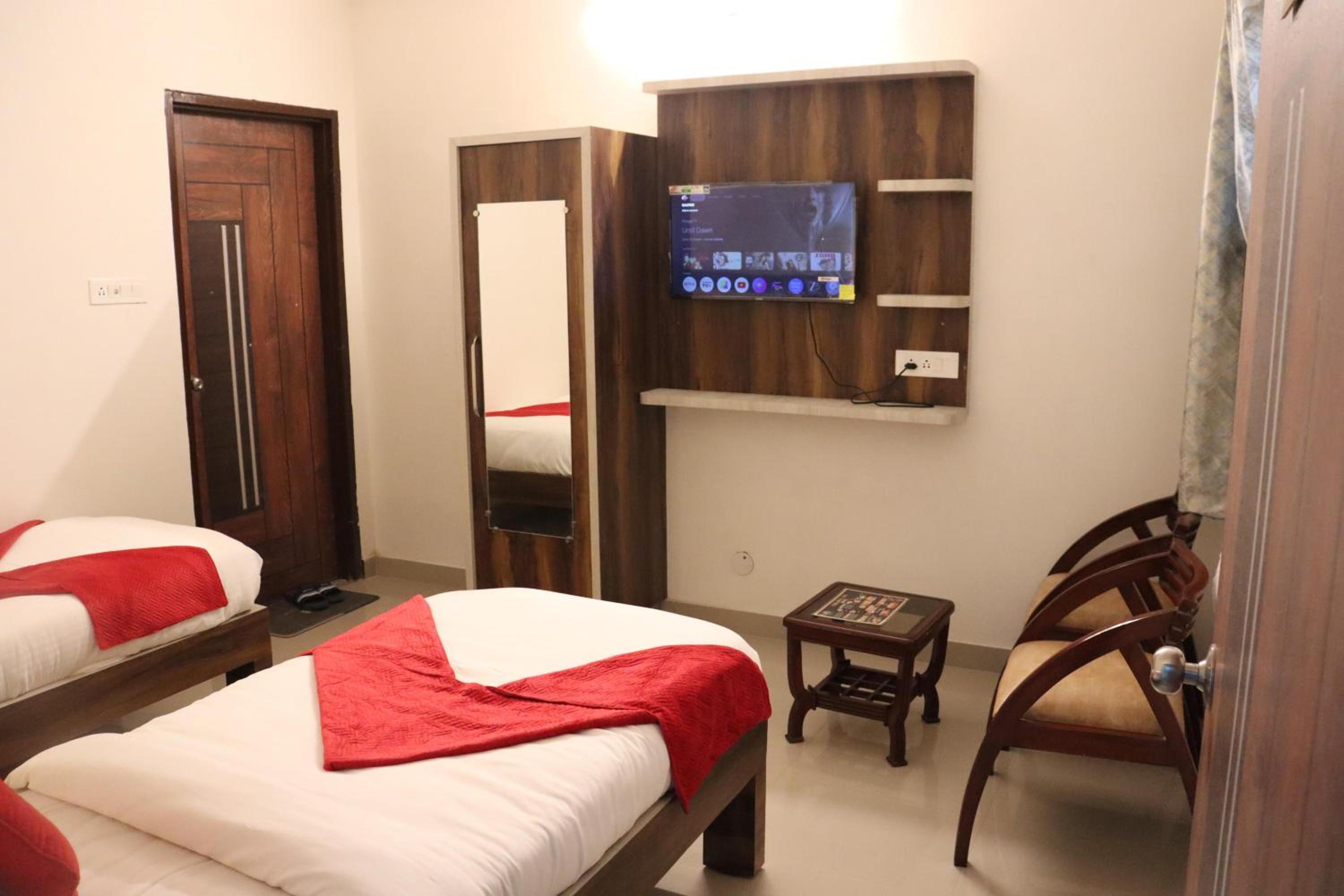 Deluxe Queen Room with Two Queen Beds - Photo 2