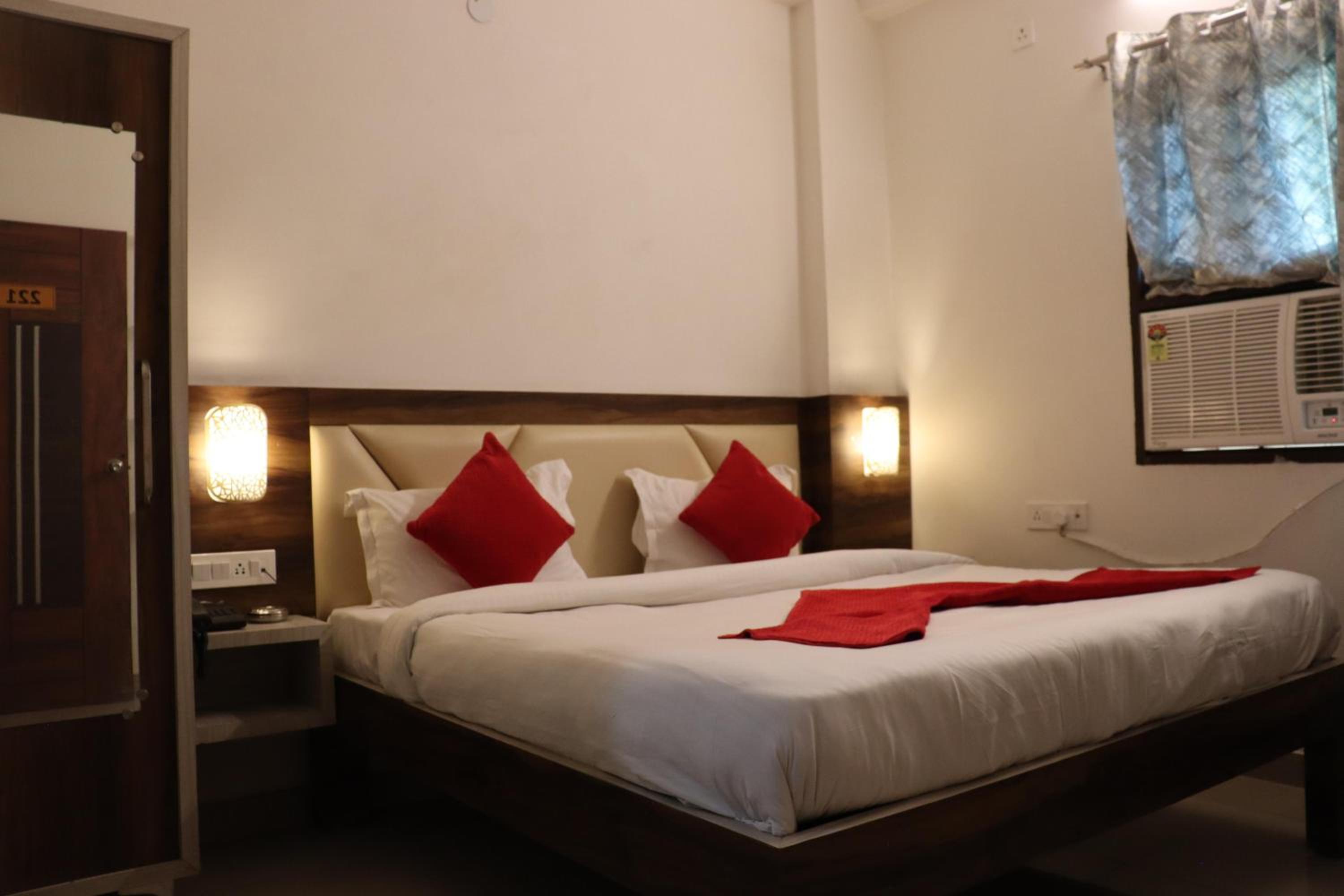 Deluxe Double Room with Balcony - Photo 9