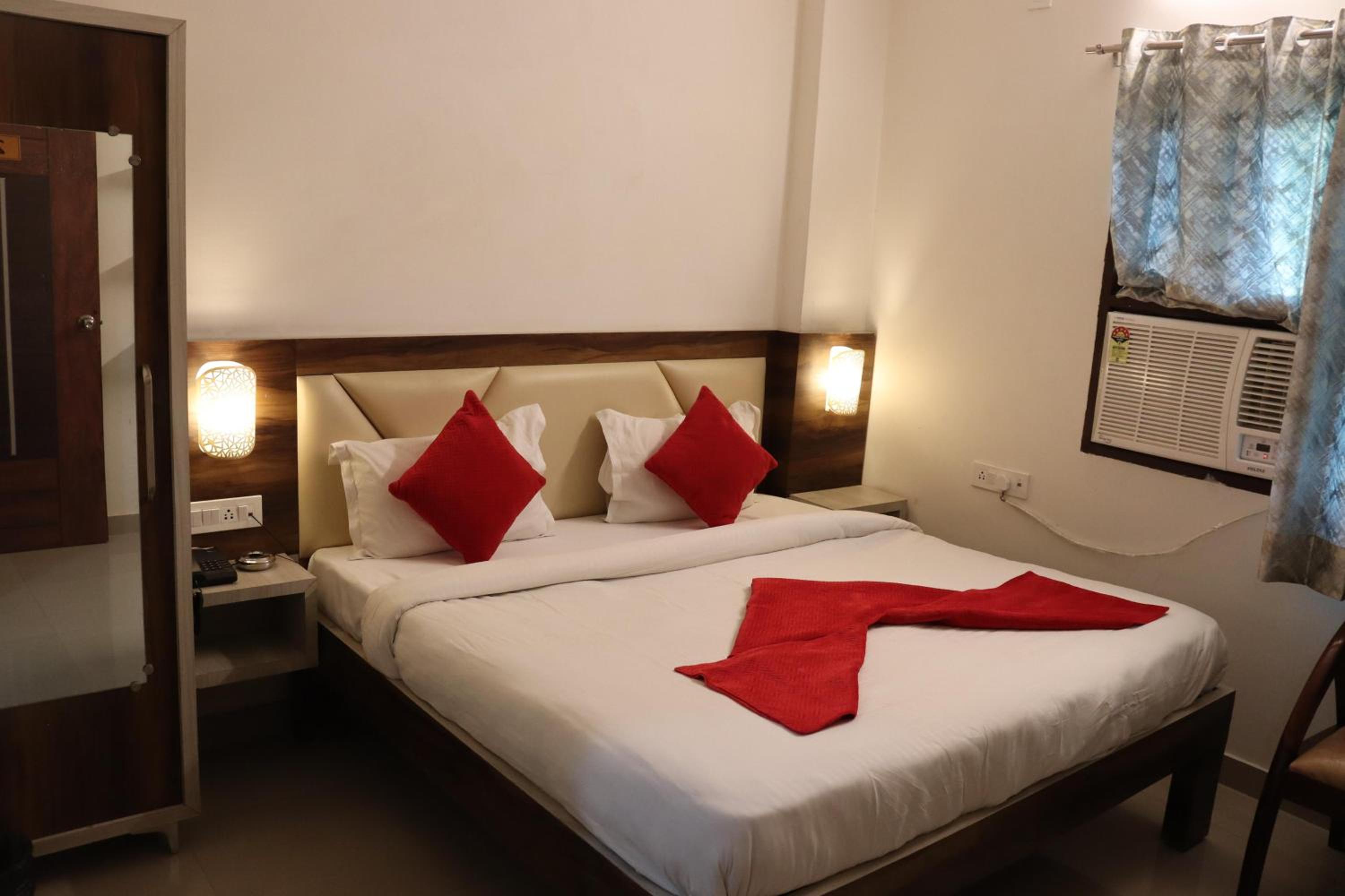 Deluxe Double Room with Balcony - Photo 7