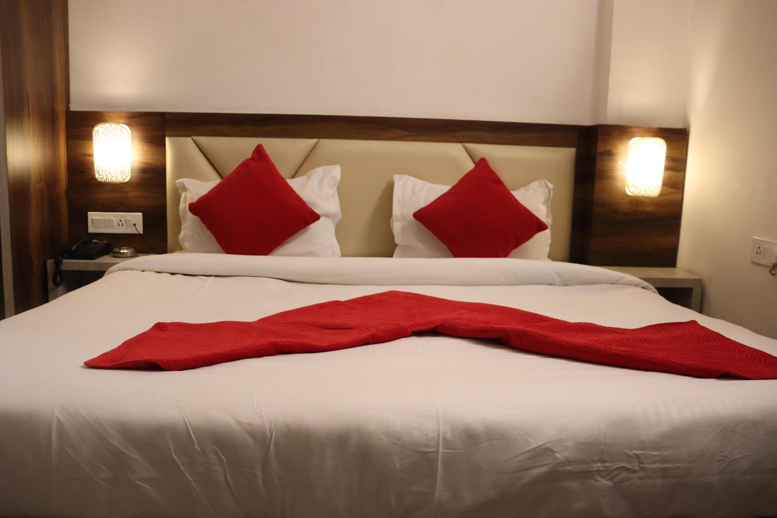 Deluxe Double Room with Balcony - Photo 6