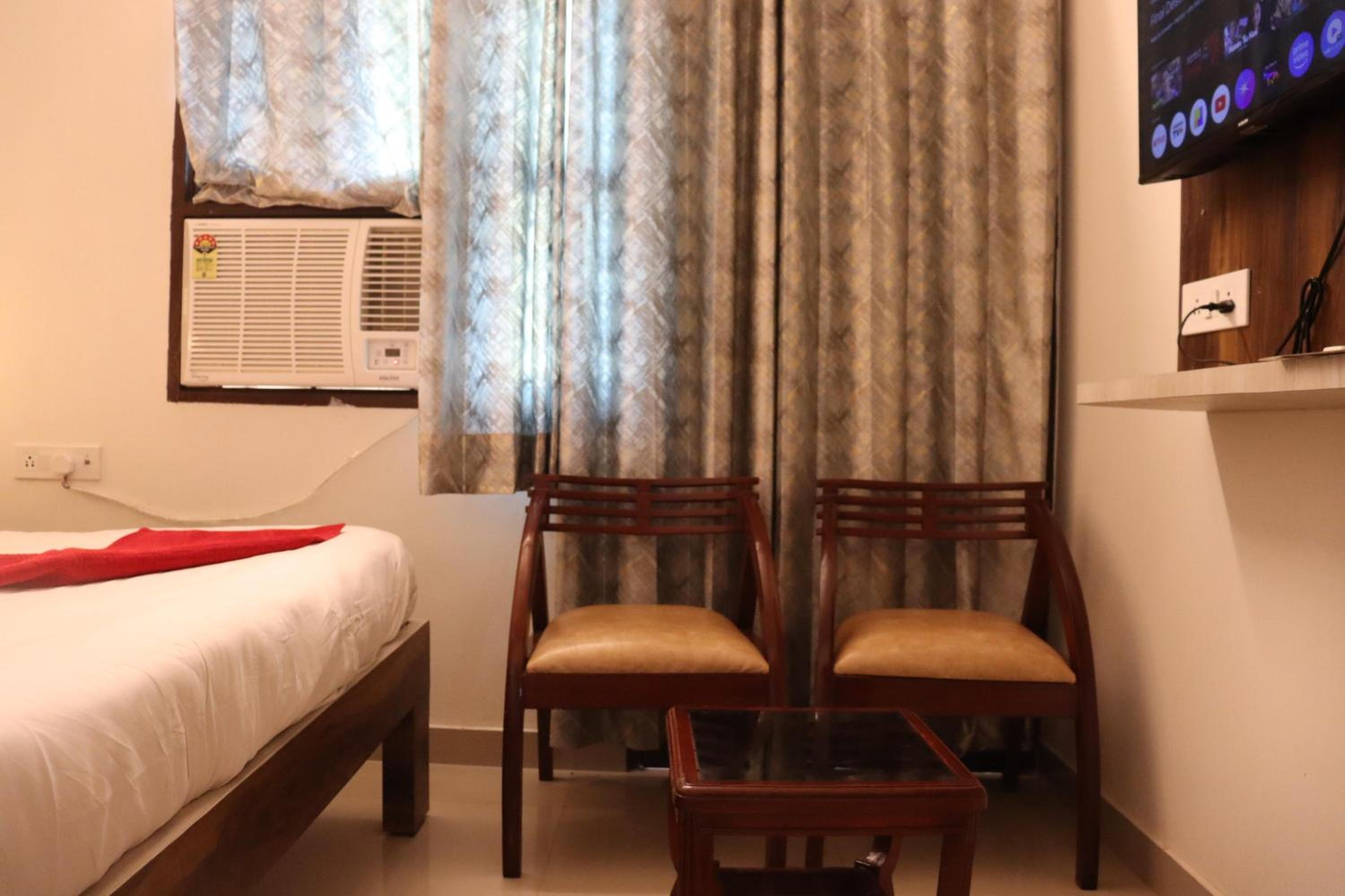 Deluxe Double Room with Balcony - Photo 8