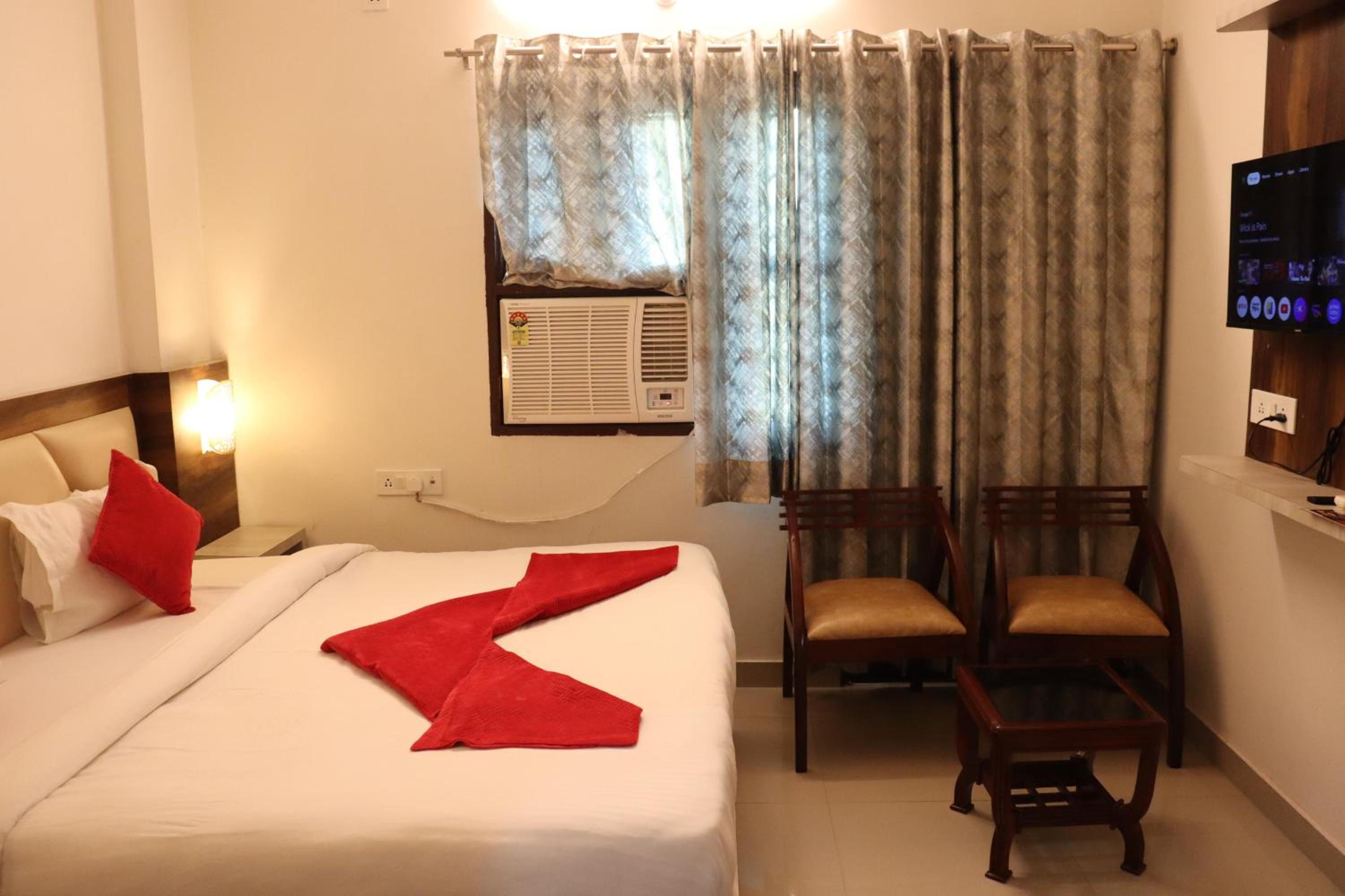 Deluxe Double Room with Balcony - Photo 4