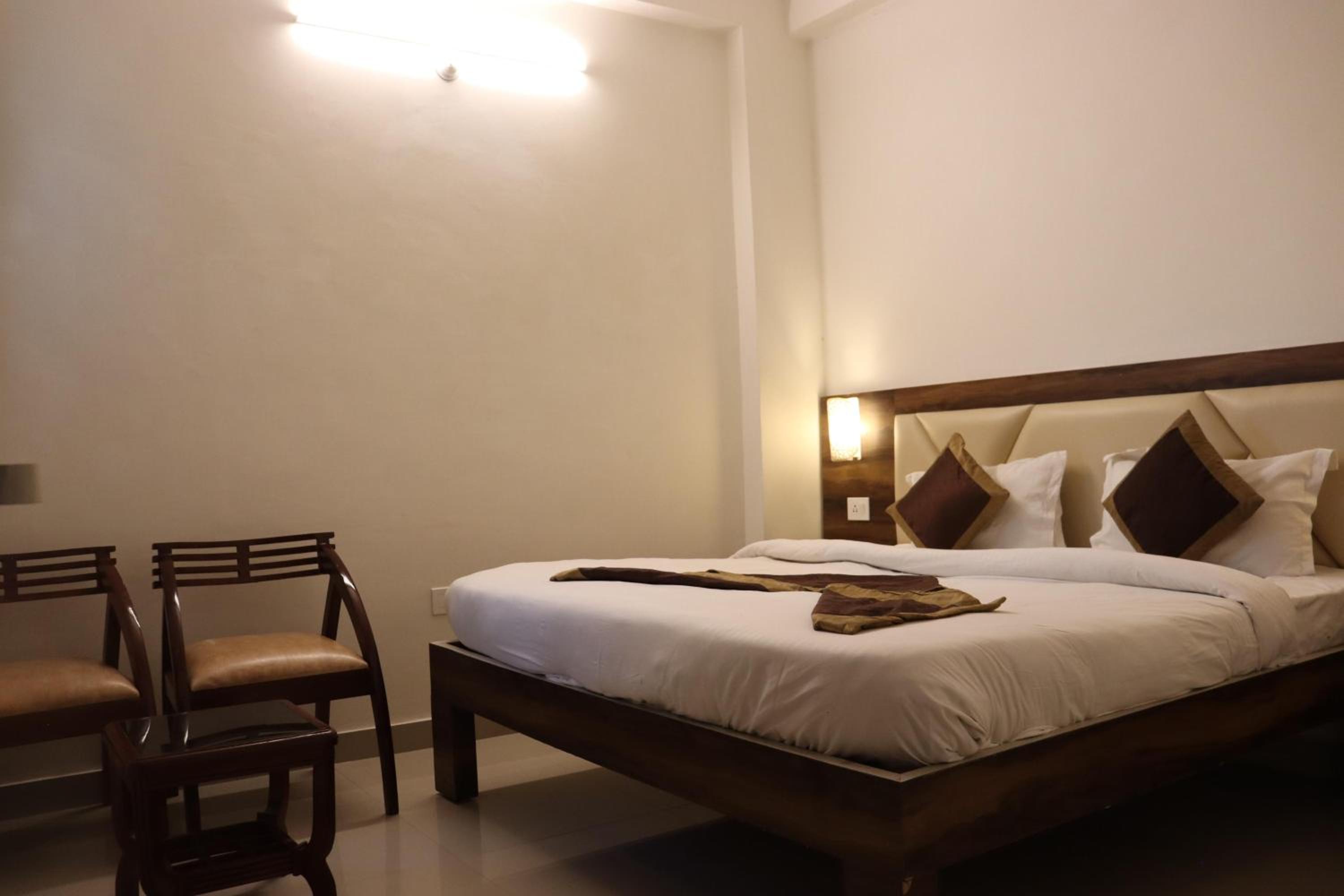 Deluxe Double Room - Photo 12