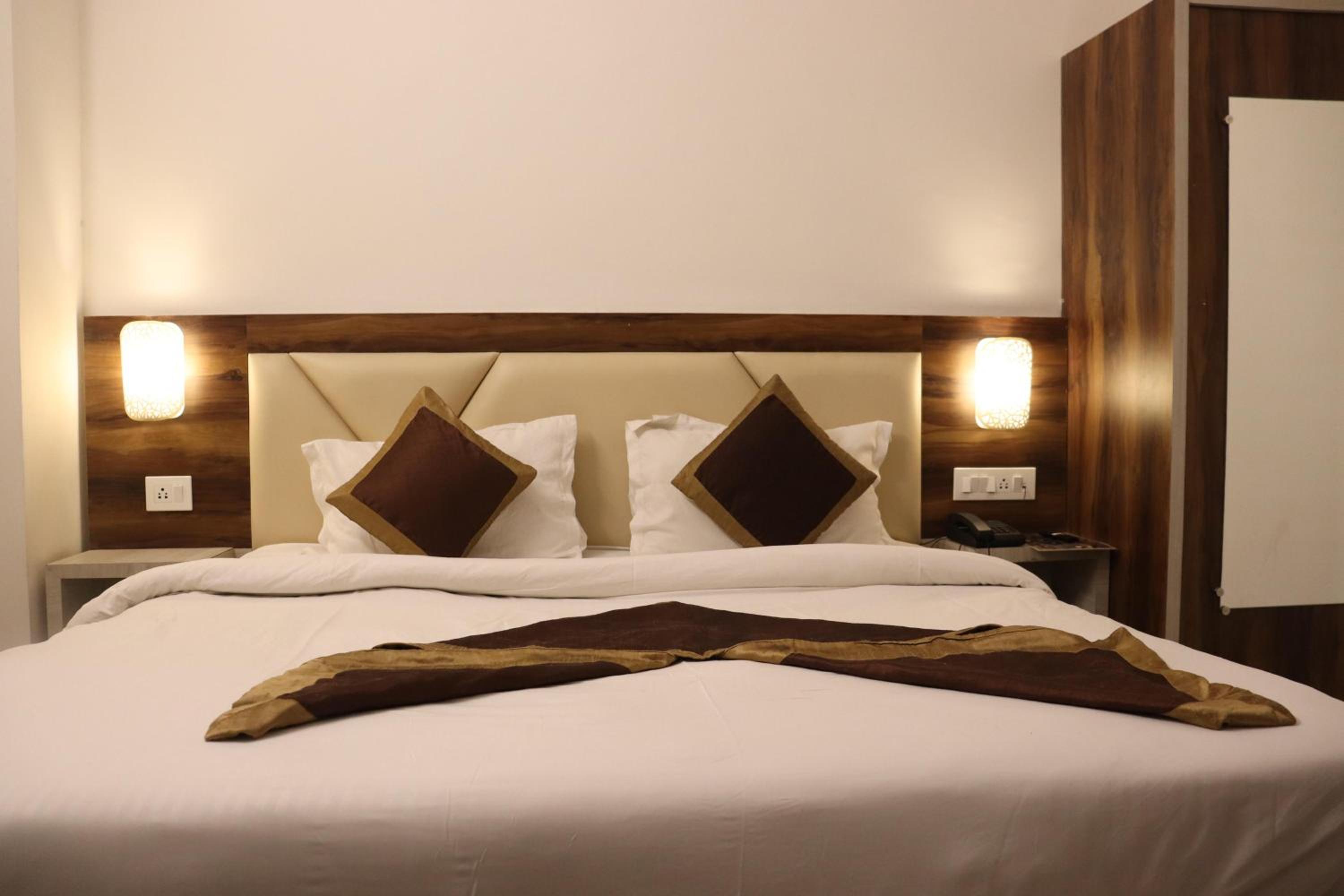 Deluxe Double Room - Photo 13