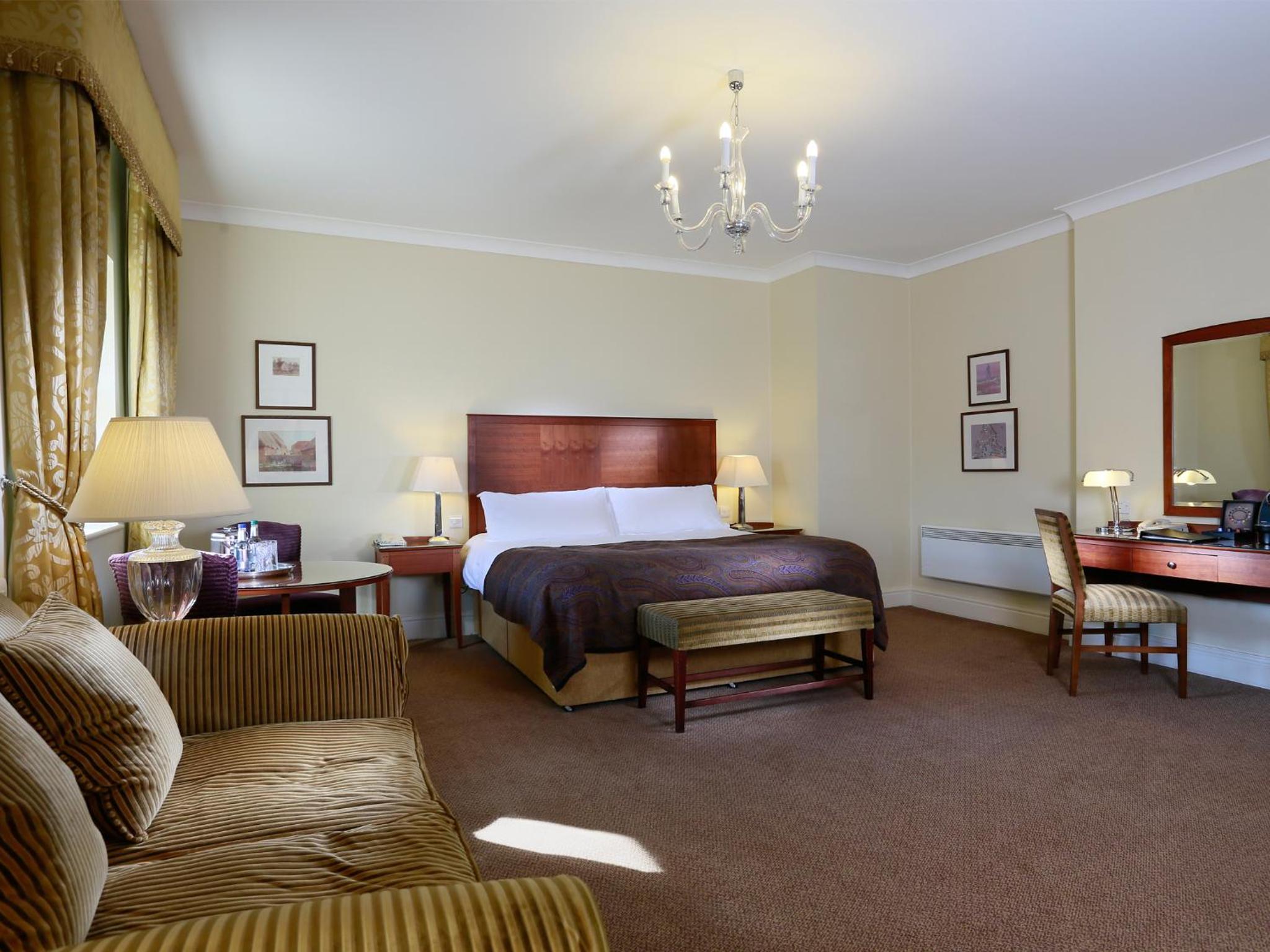 Executive Suite - Photo 2