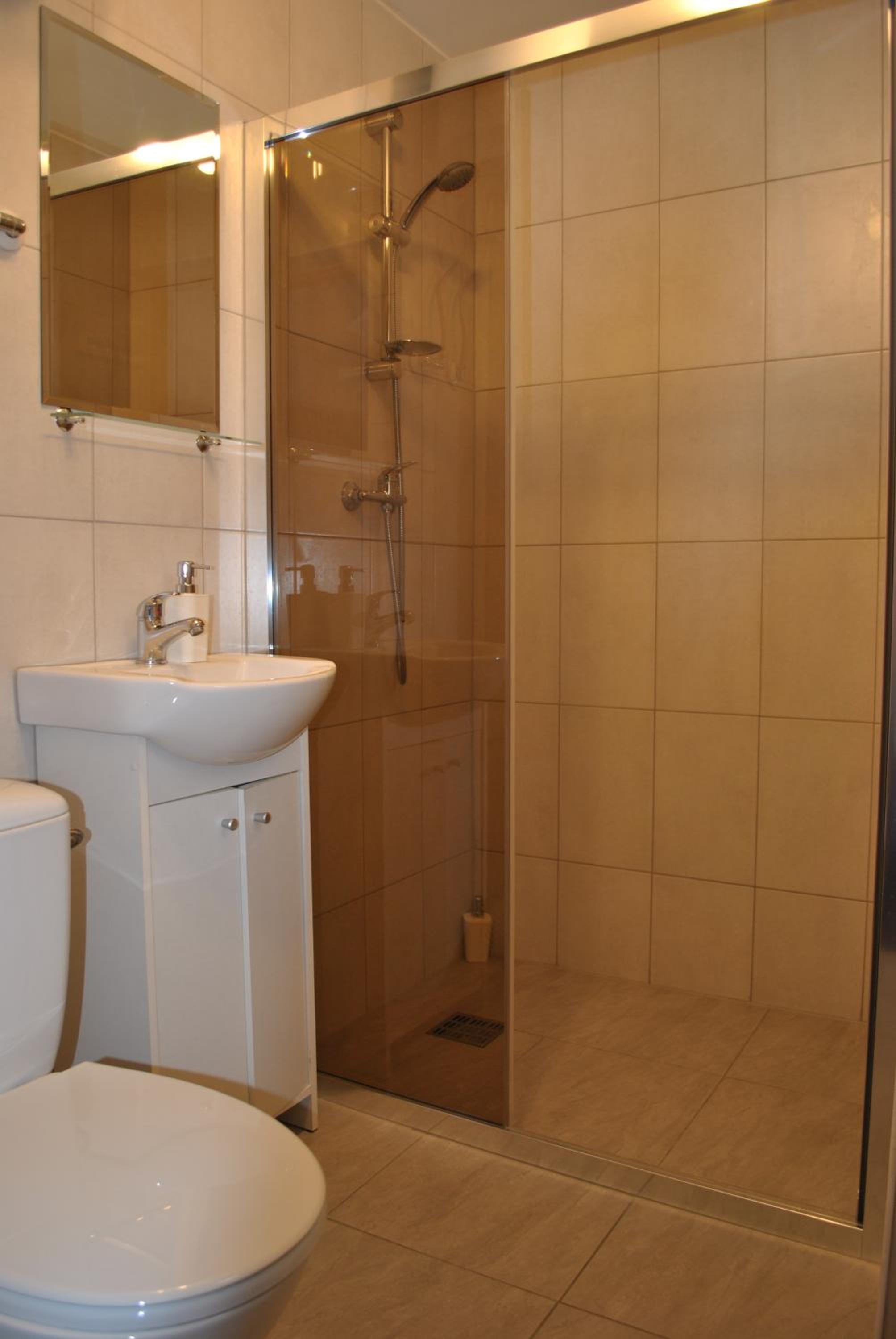 Basic Quadruple Room - Photo 11