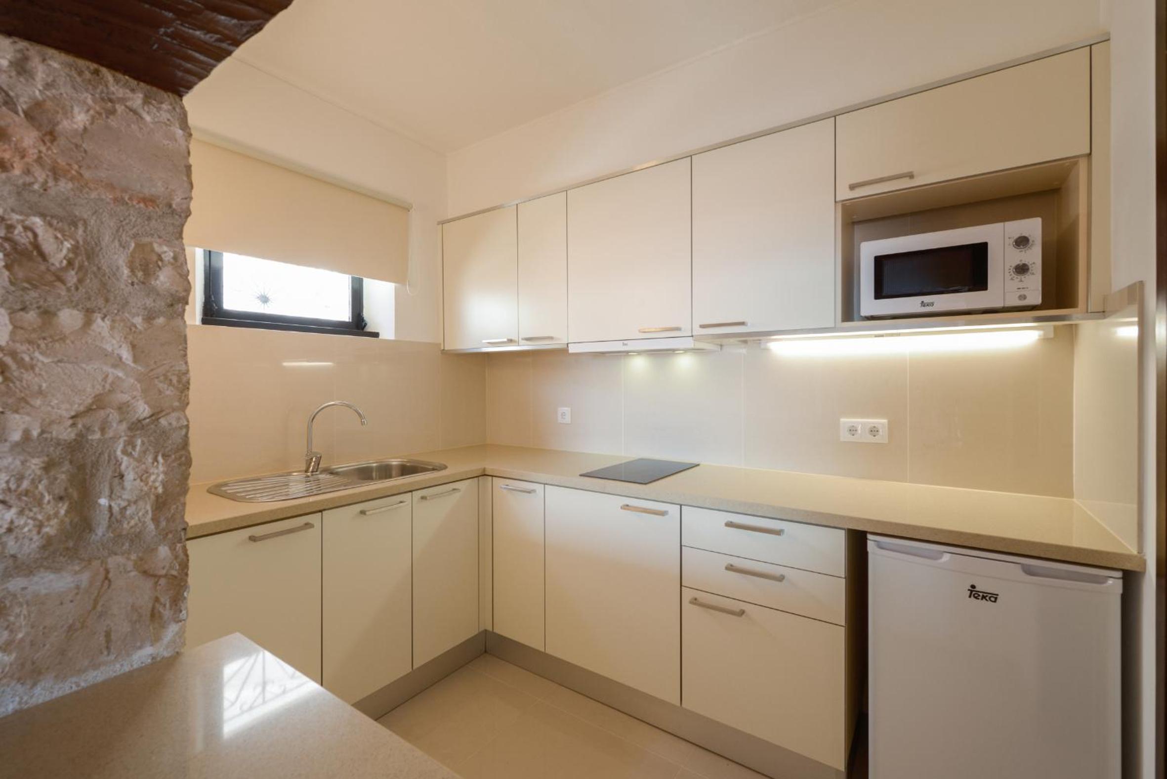 Deluxe One-Bedroom Apartment with Sea View - Photo 4