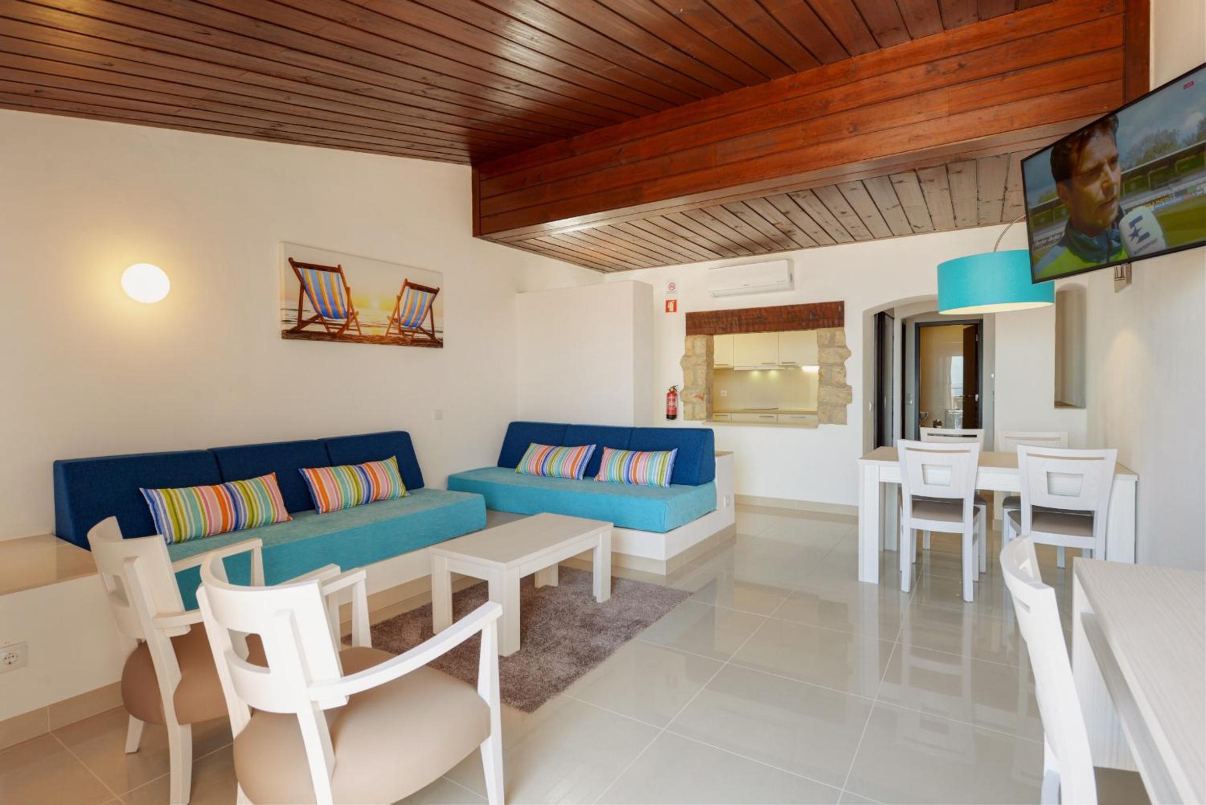 Deluxe One-Bedroom Apartment with Sea View - Photo 3