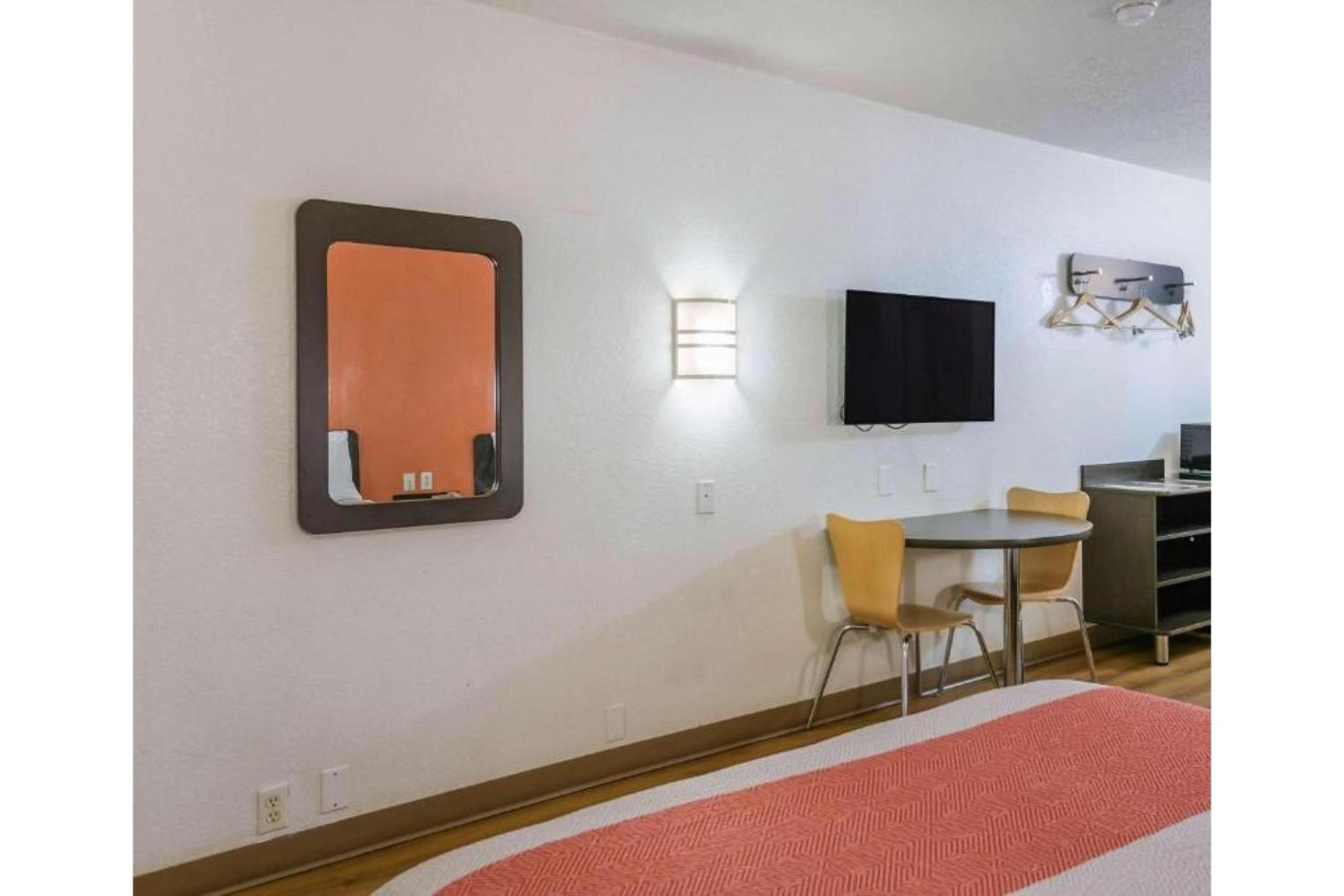 Queen Room - Non-Smoking