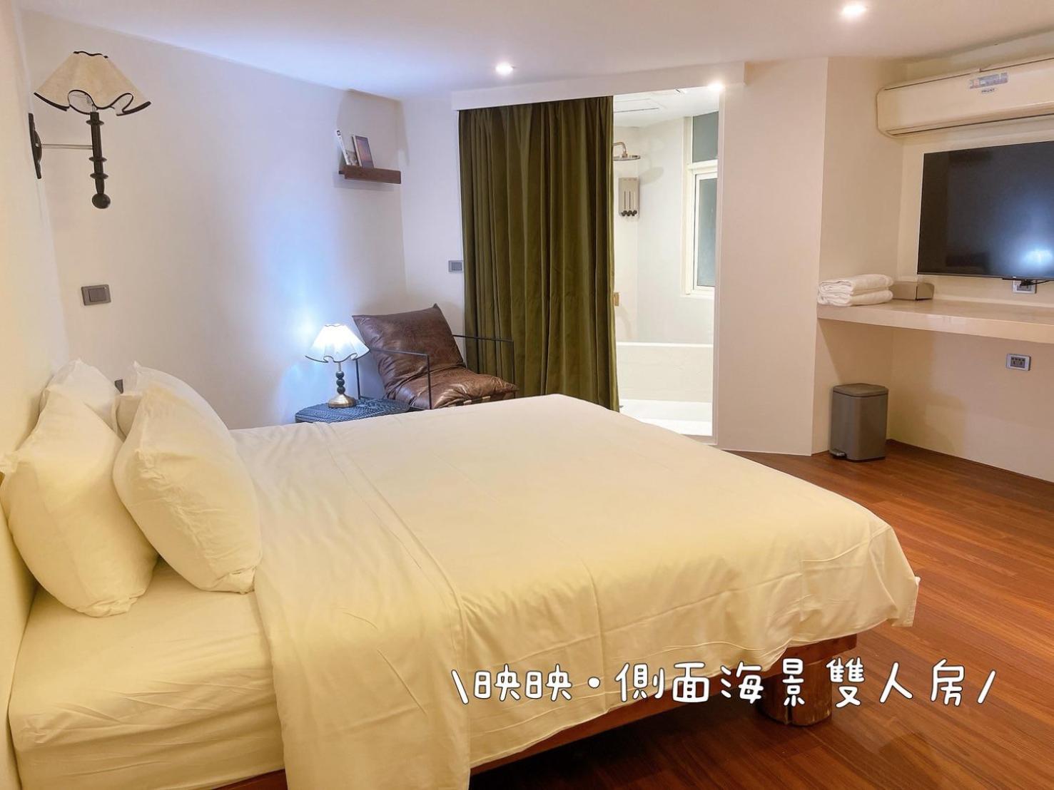 Deluxe Double Room with Side Sea View