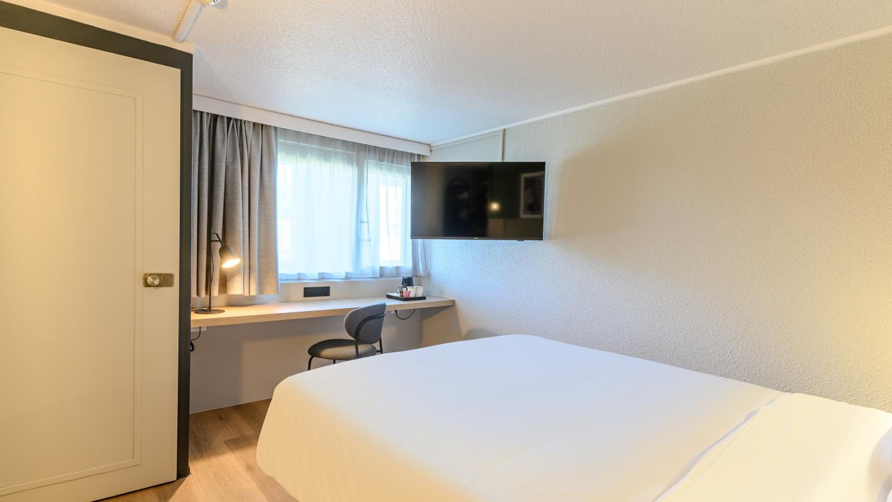 Standard Room - 1 Queen Bed - Photo 2