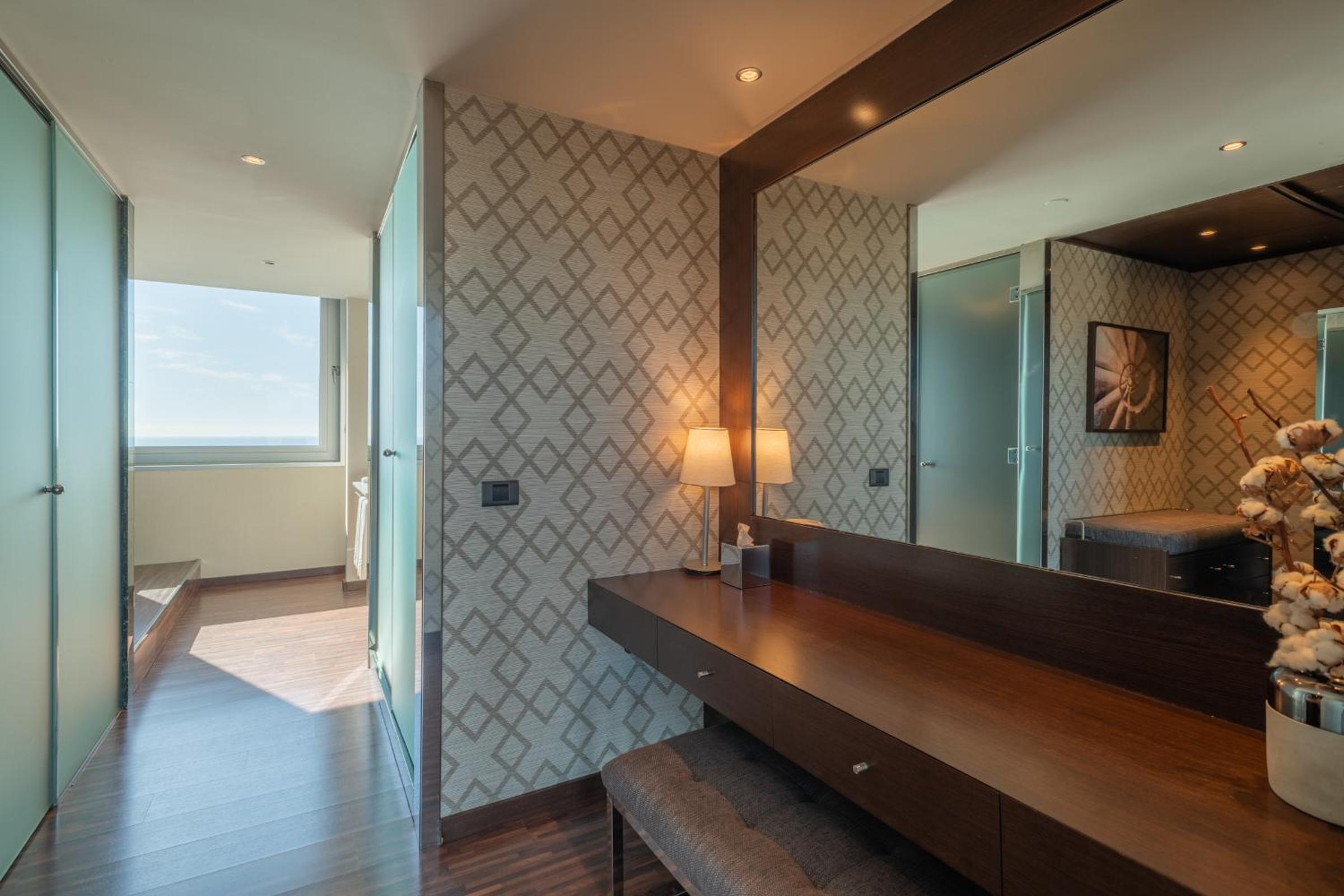 Suite with Sea View thumbnail 6
