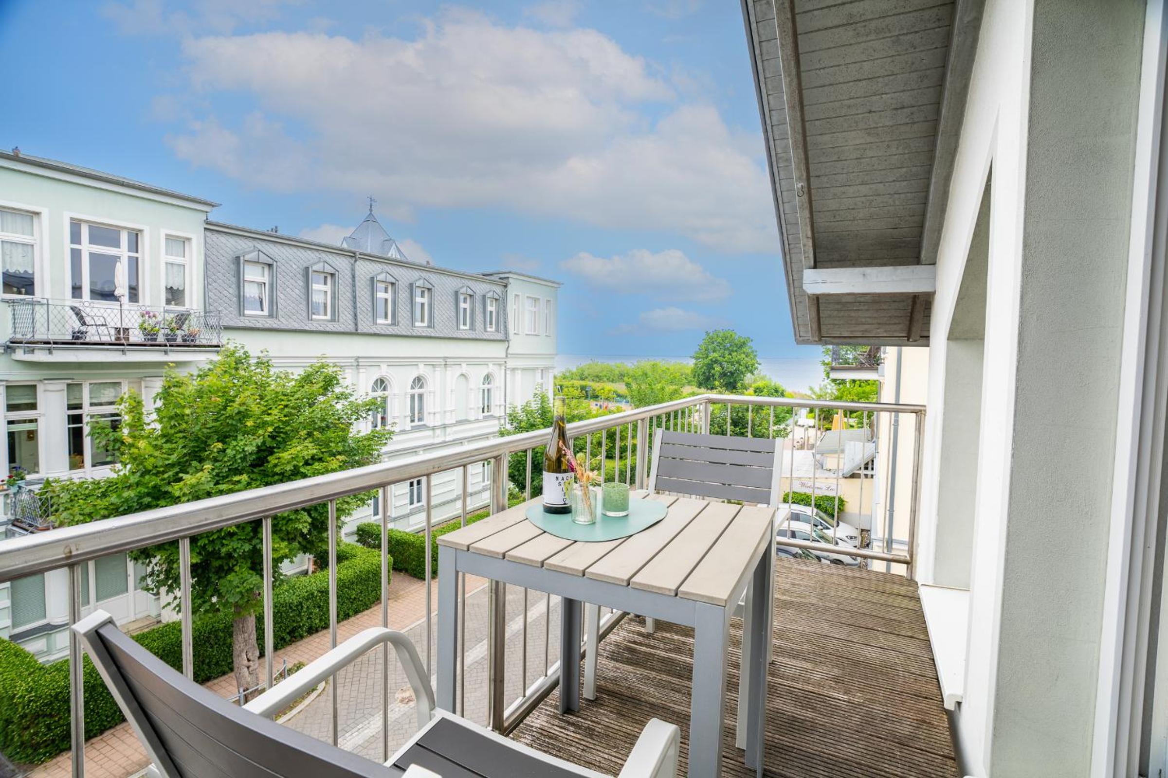 One-Bedroom Apartment with Sea View and Balcony photo 1