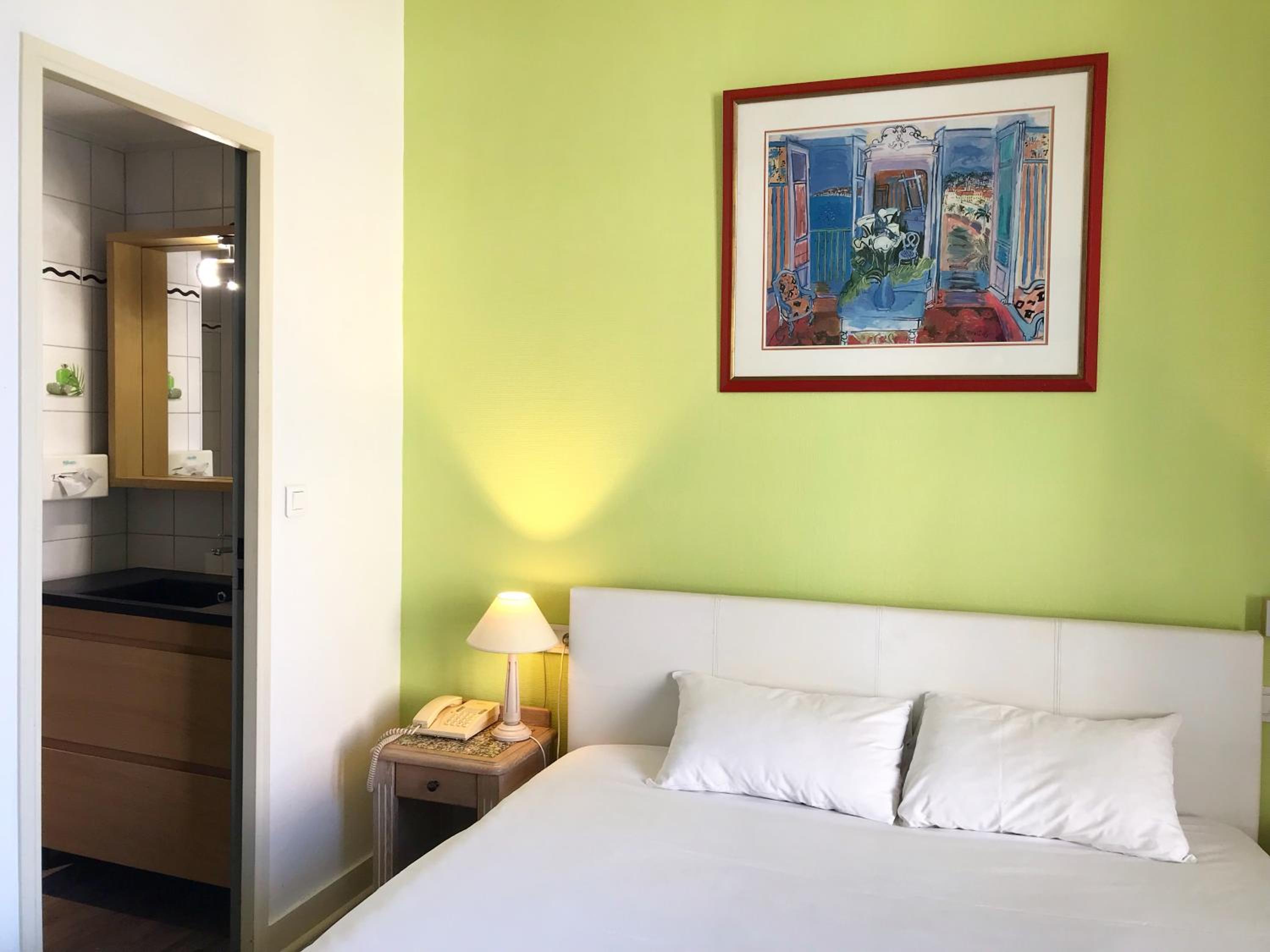 Queen Room photo 1