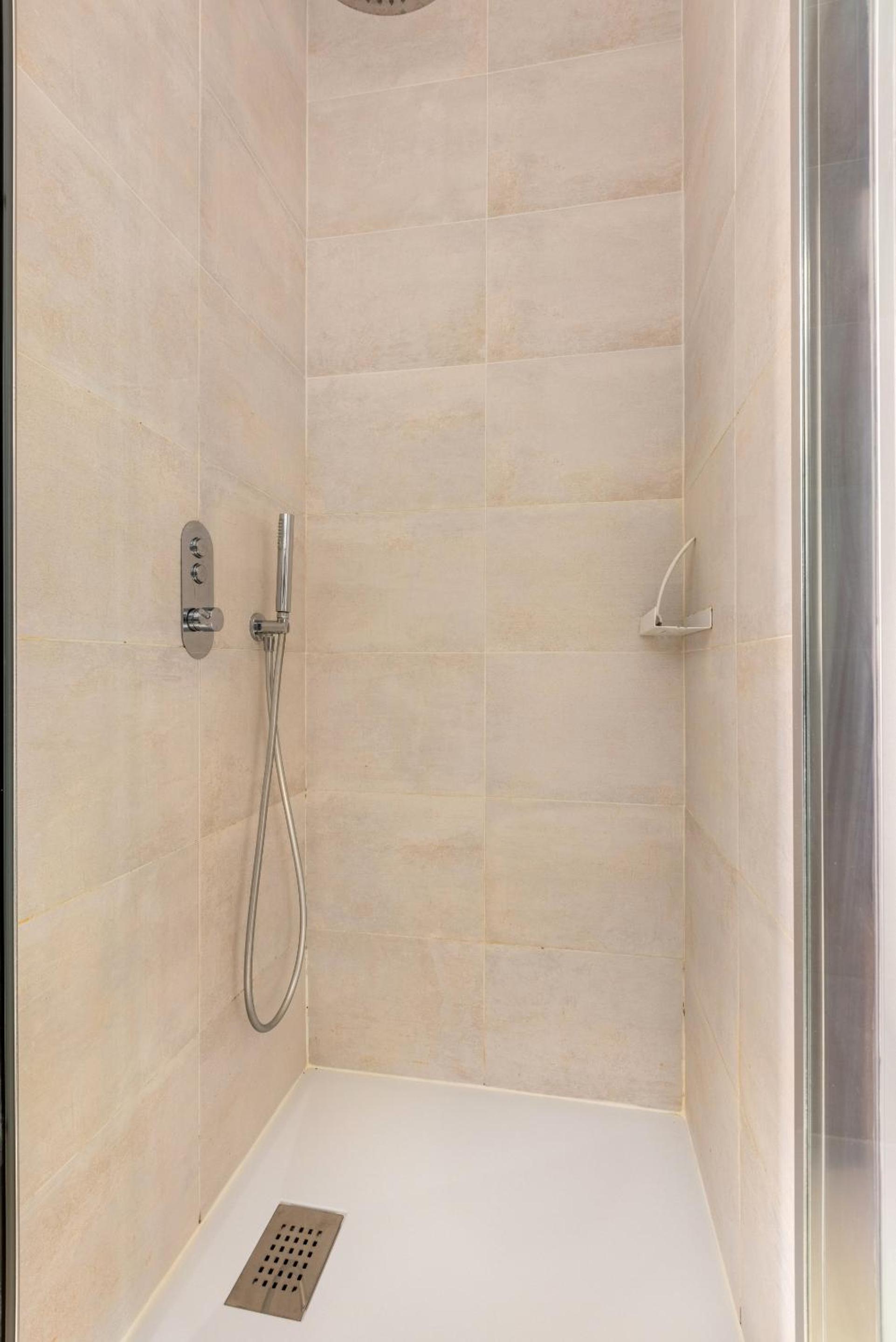 Deluxe One-Bedroom Apartment with City View photo 3