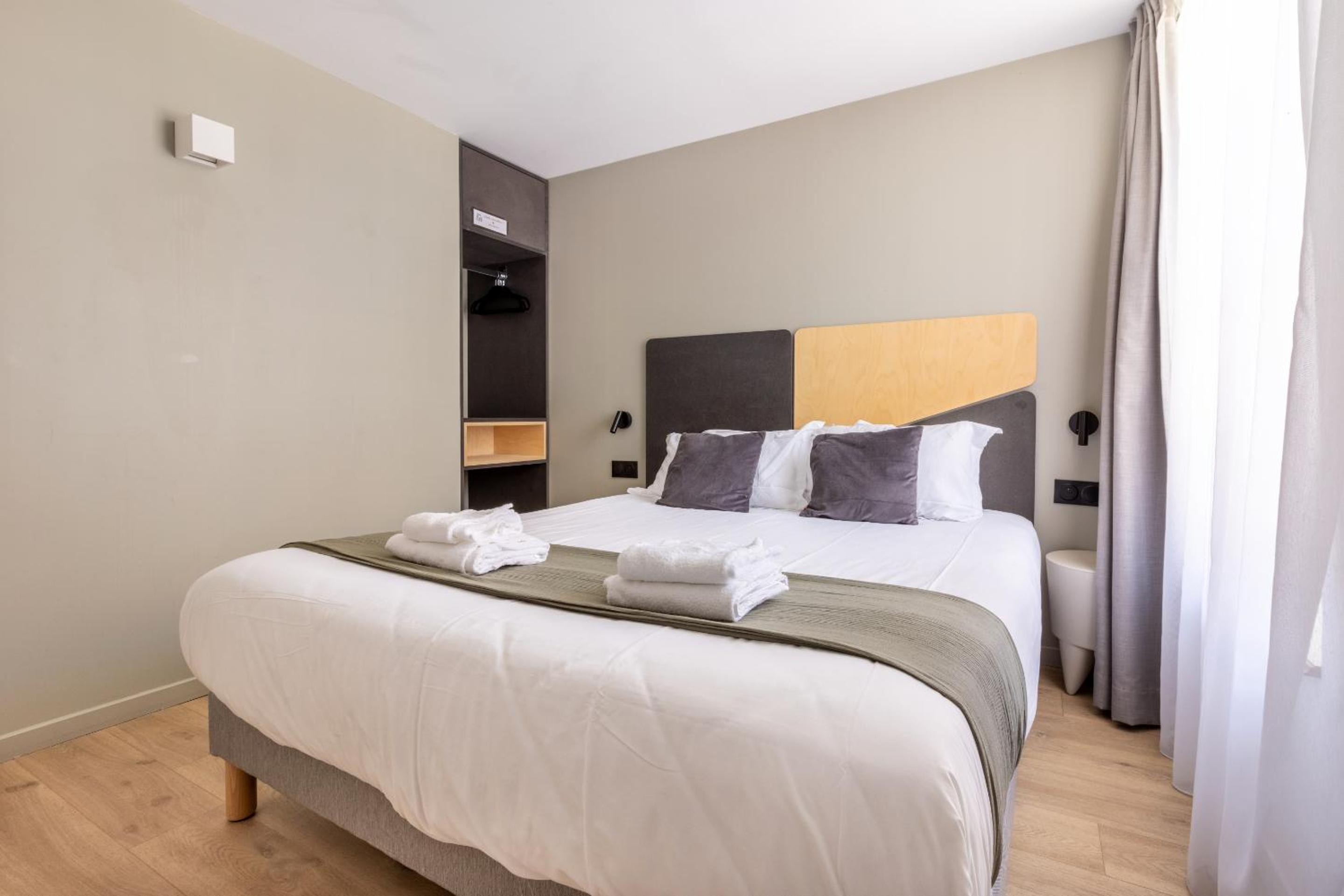 Deluxe One-Bedroom Apartment with City View photo 2