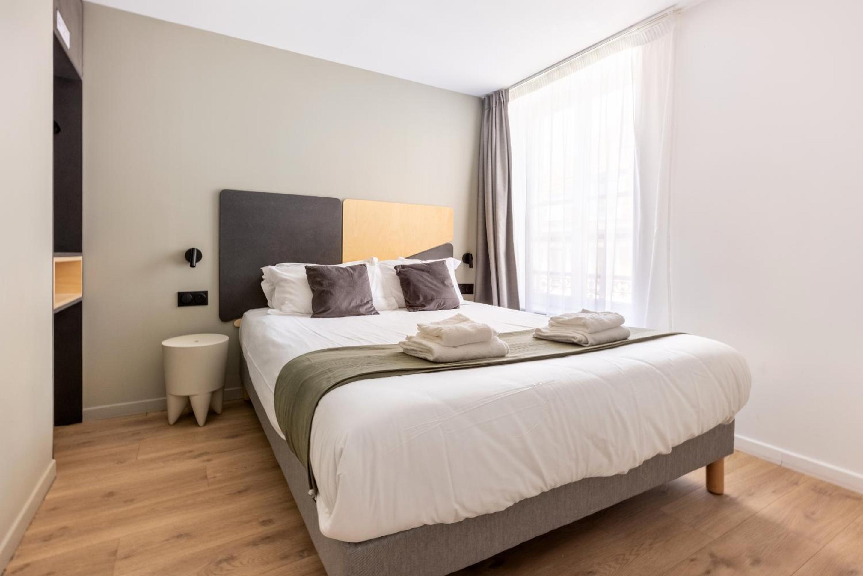 Deluxe One-Bedroom Apartment with City View photo 3