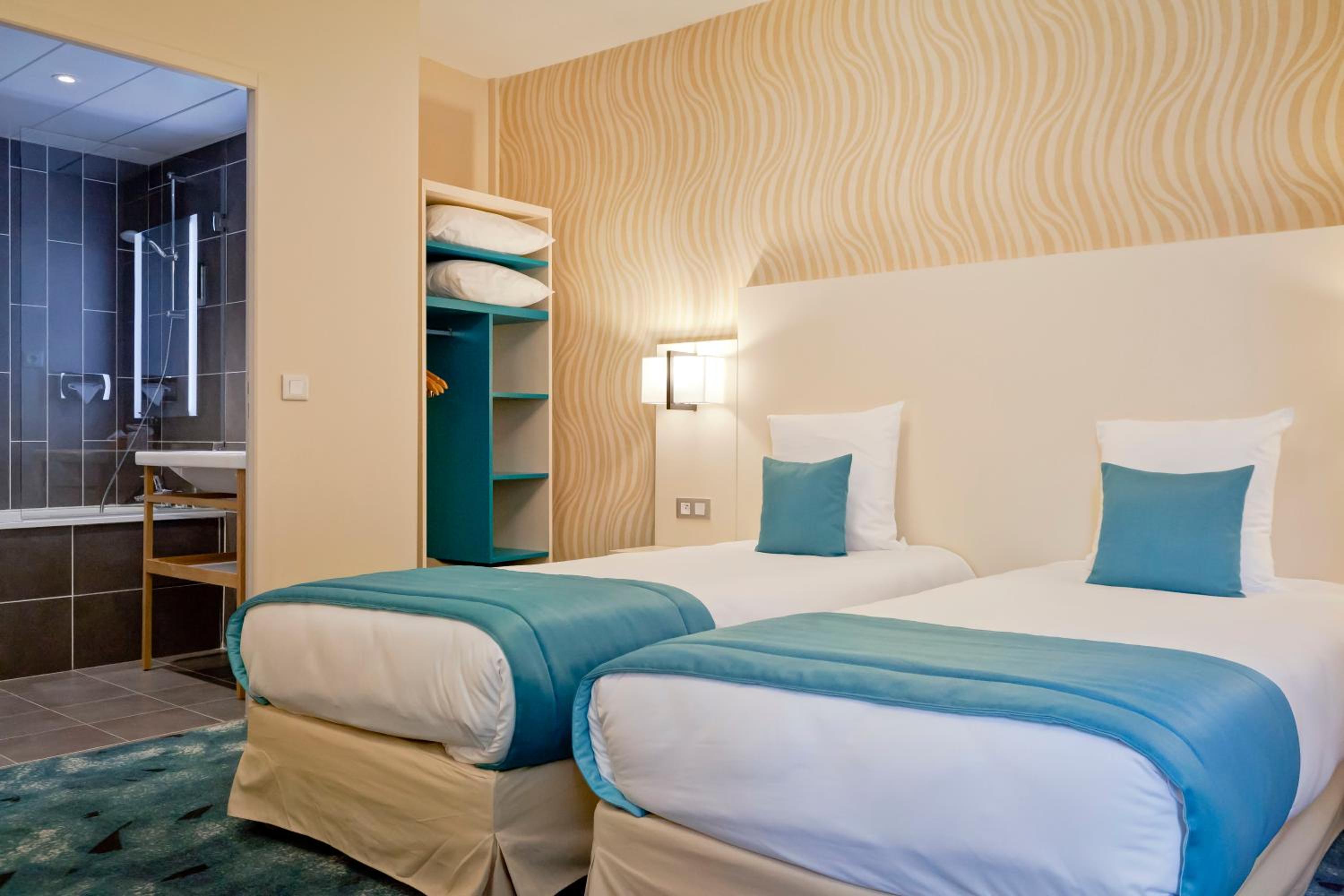 Air-conditioned Triple Room thumbnail 5