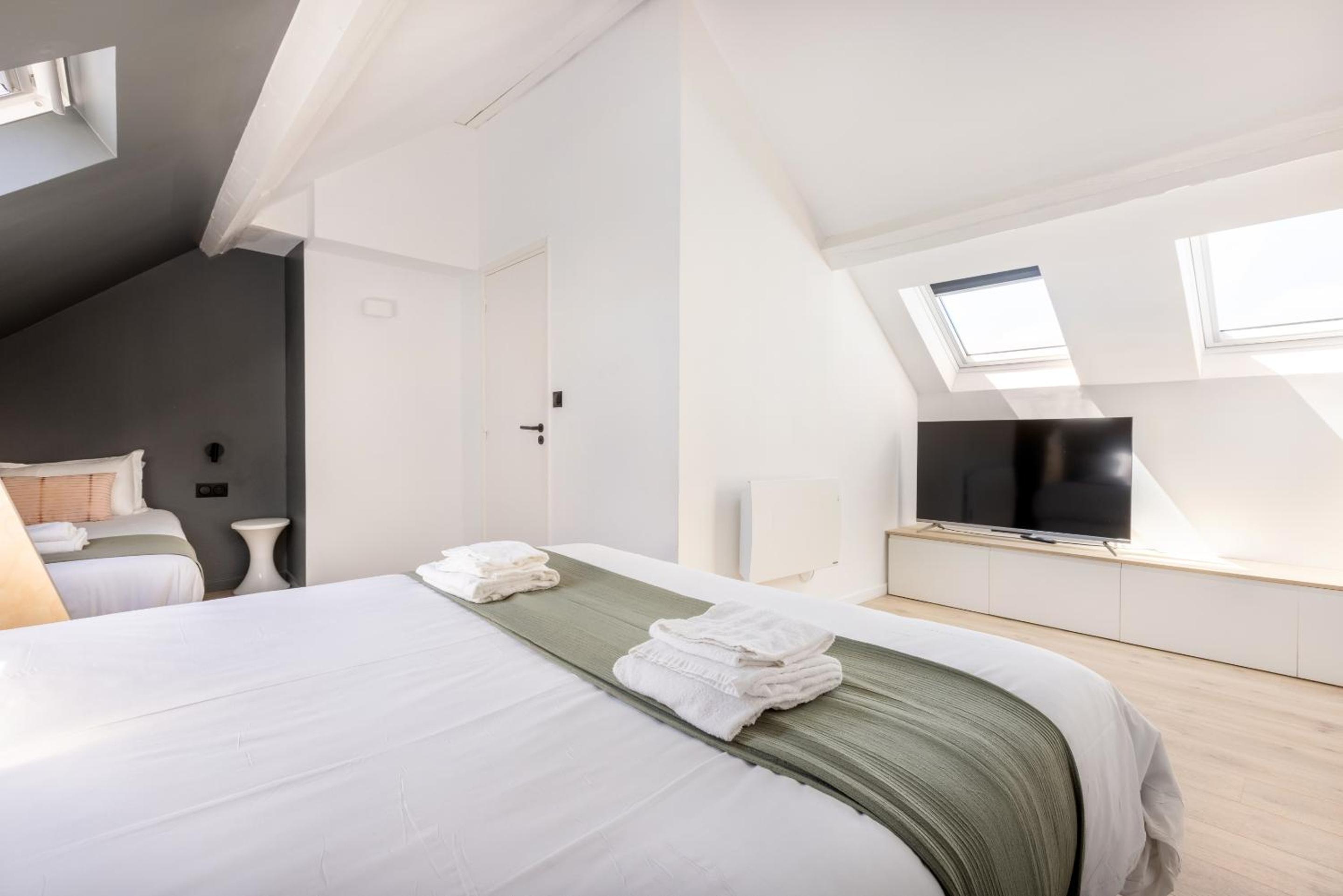 Two-Bedroom Apartment with City View photo 2
