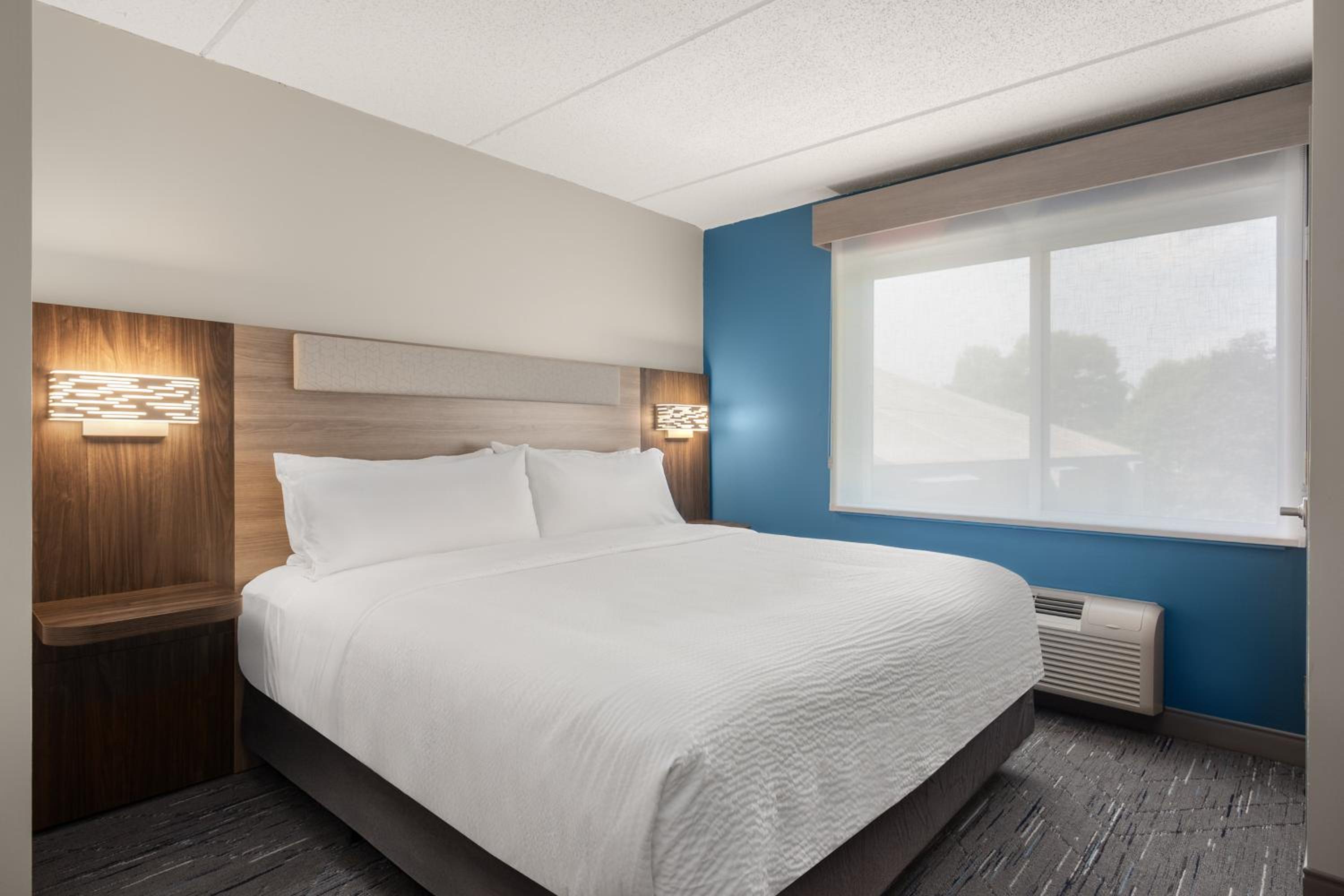 Two-Bedroom Suite with One King Bed and Two Queen Beds - Photo 2