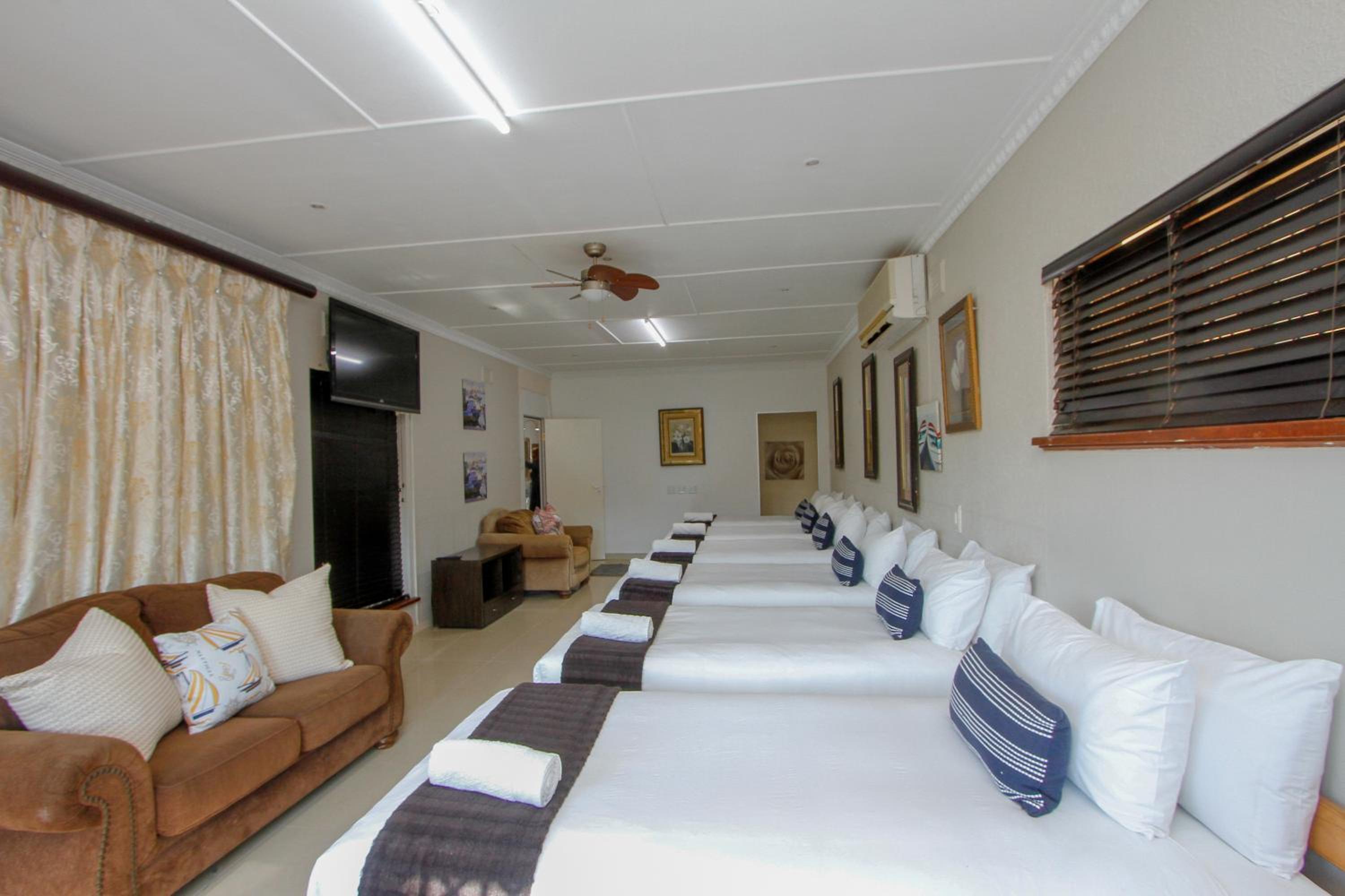 6-Bed Mixed Dormitory Room photo 3