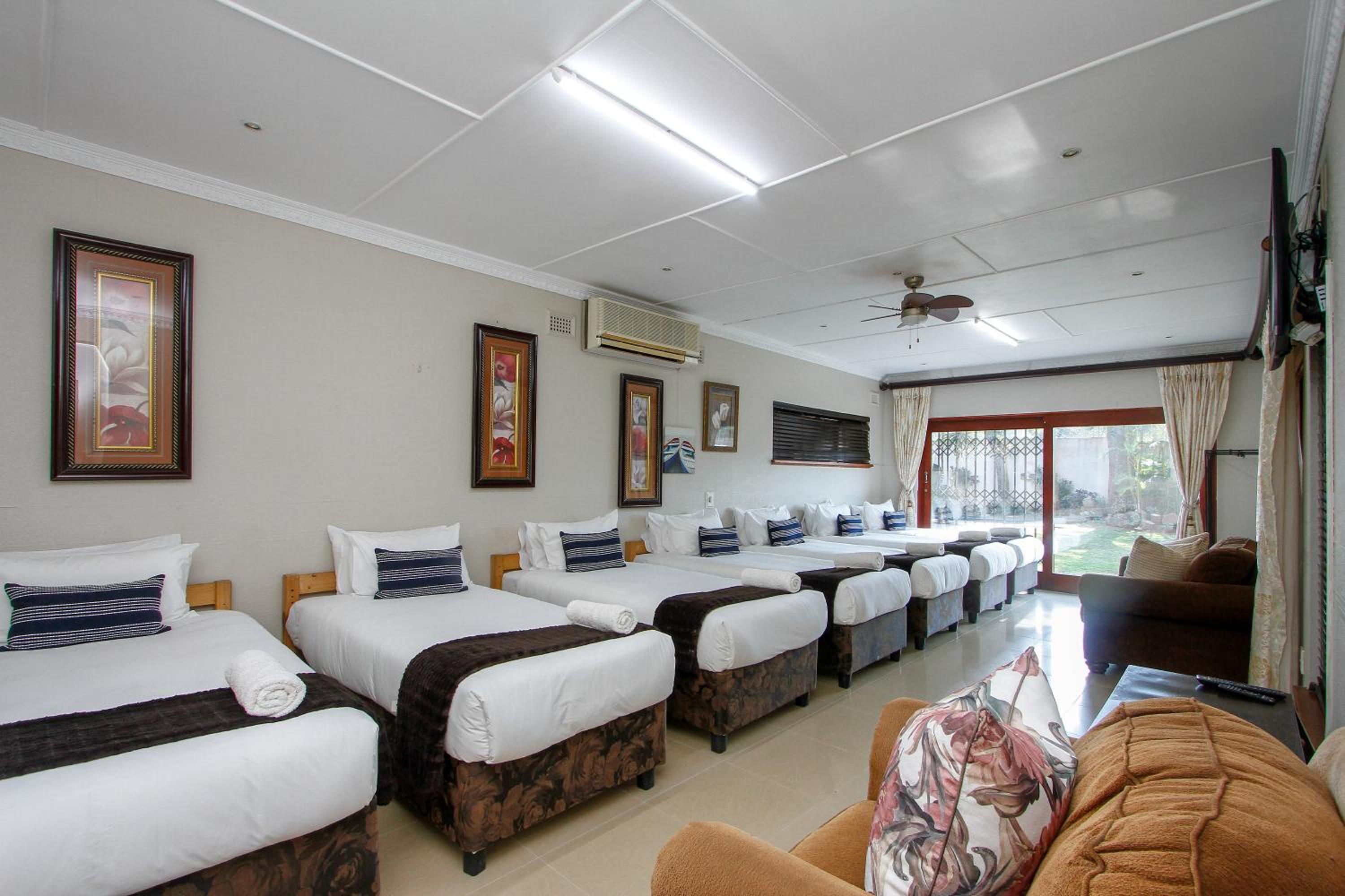 6-Bed Mixed Dormitory Room photo 2