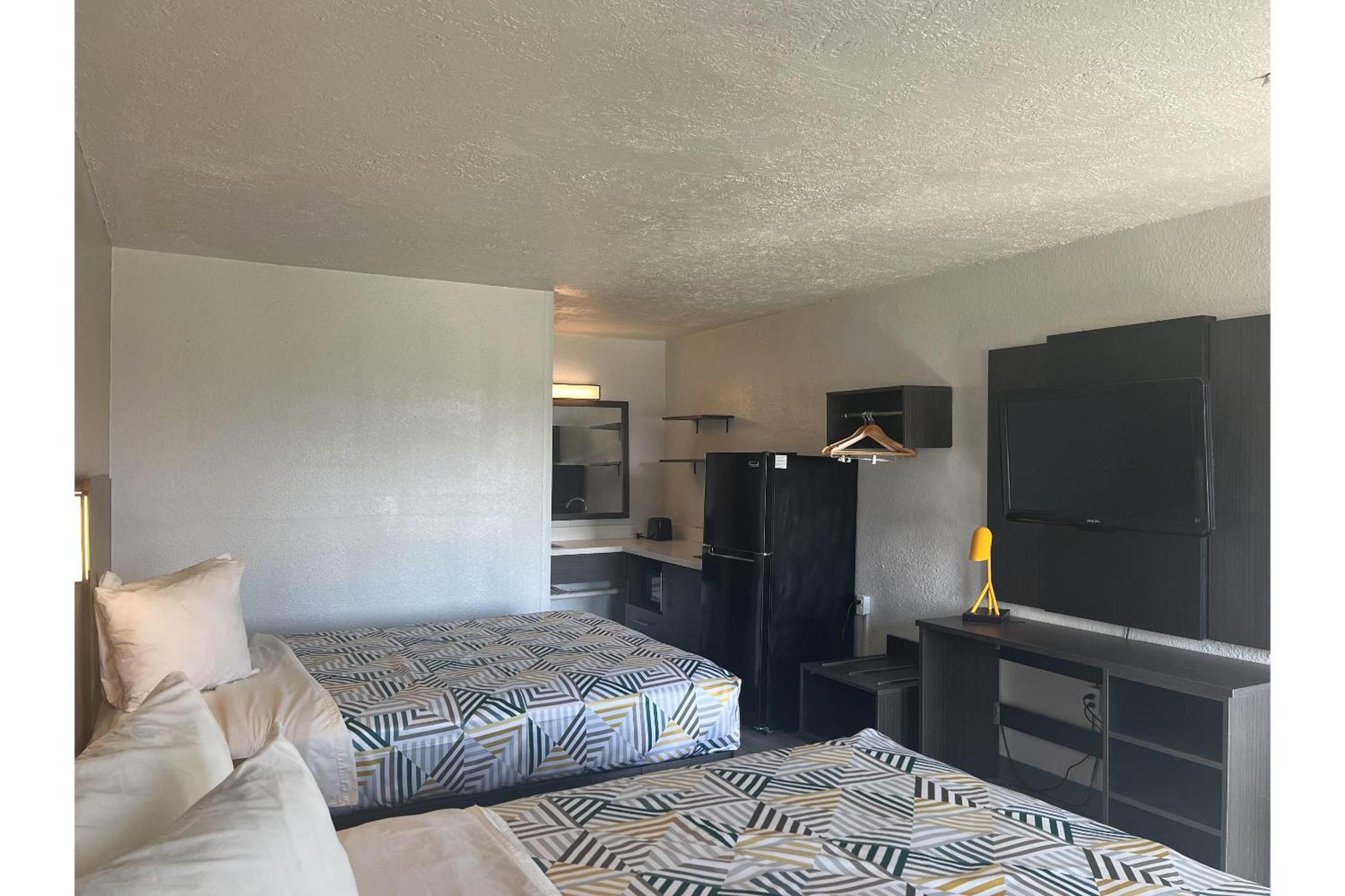 Deluxe Queen Room with Two Queen Beds - Smoking