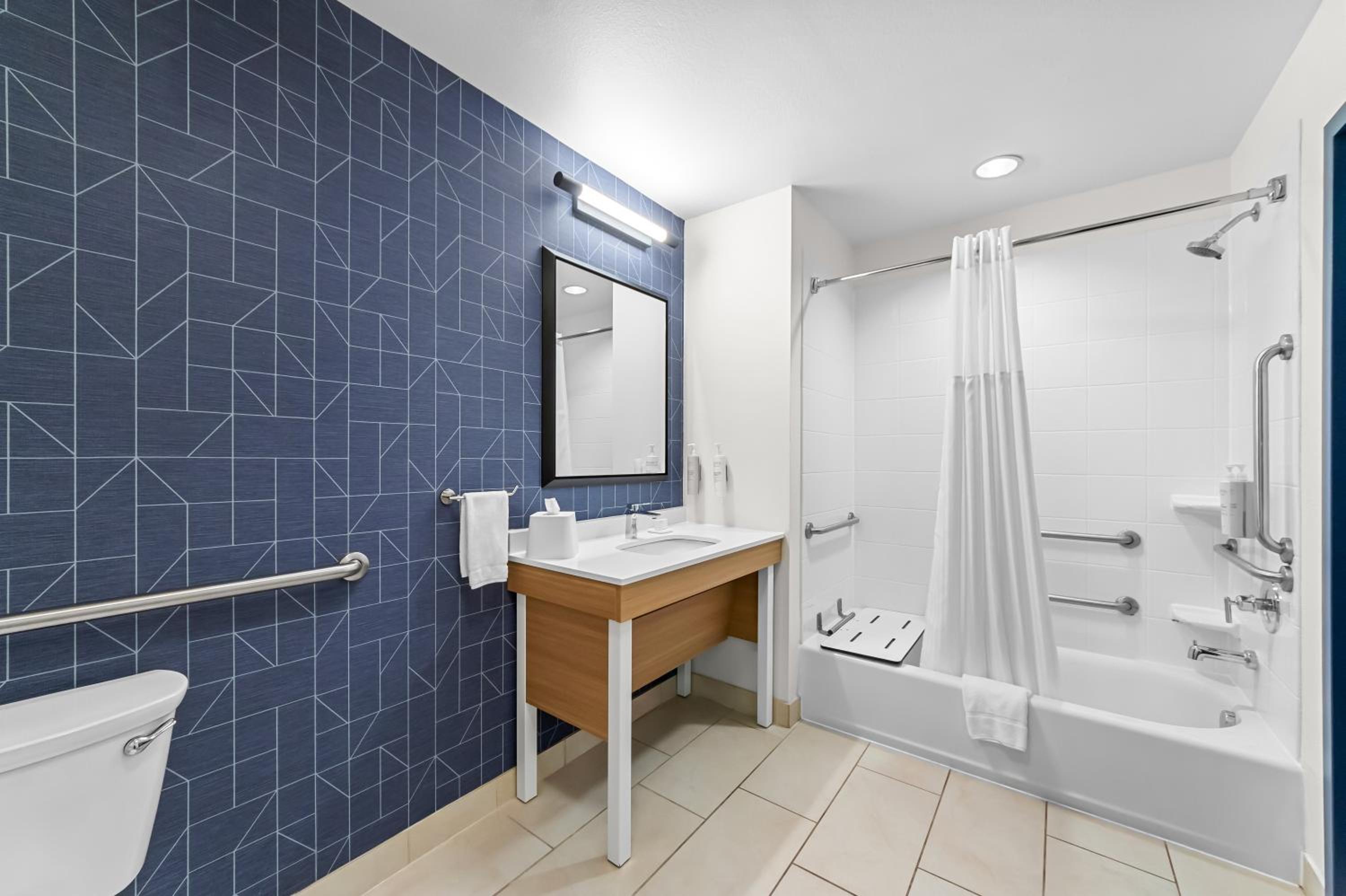 King Room with Bath Tub - Mobility/Hearing Access photo 2