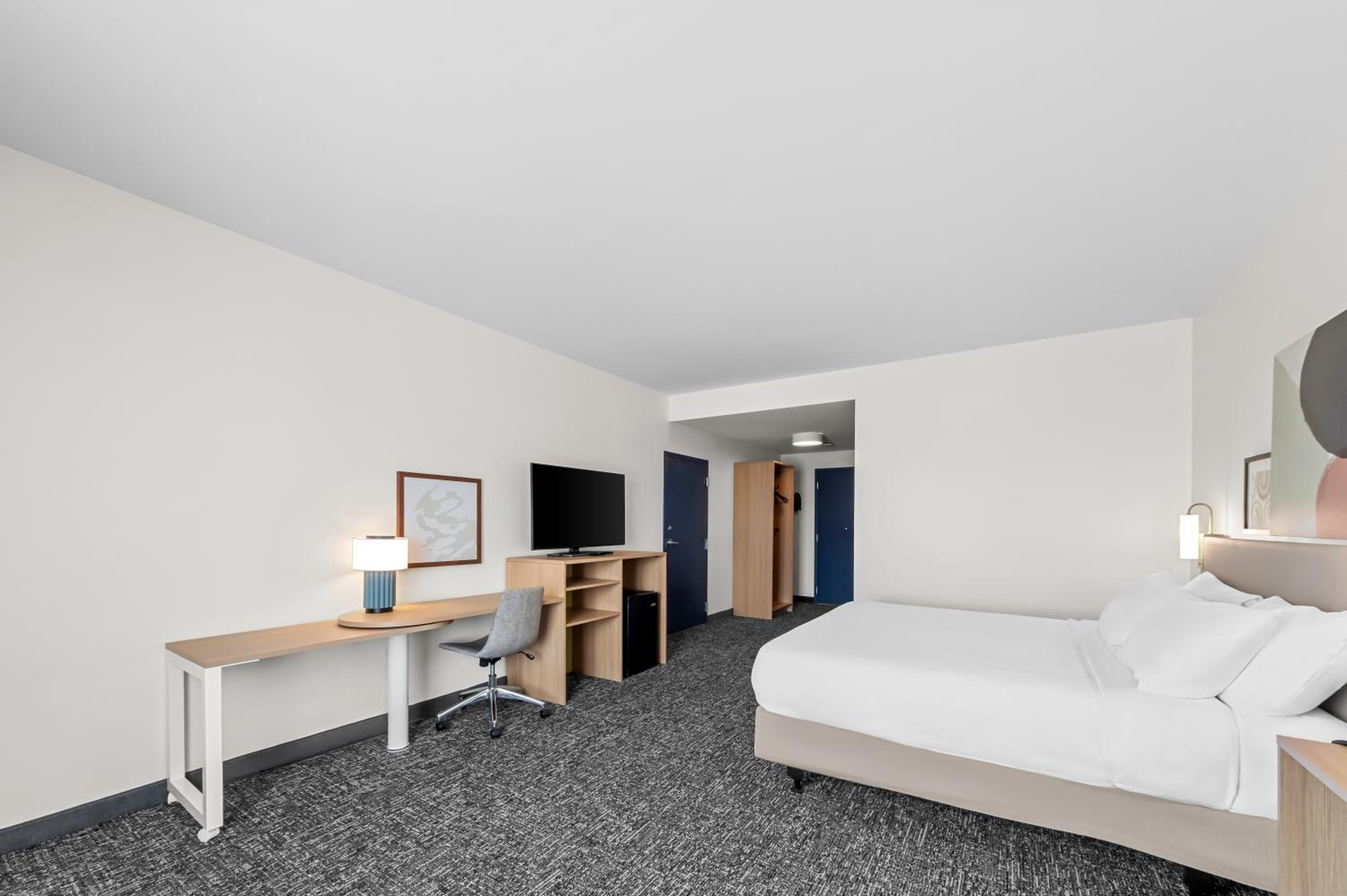 King Room with Bath Tub - Mobility/Hearing Access photo 1