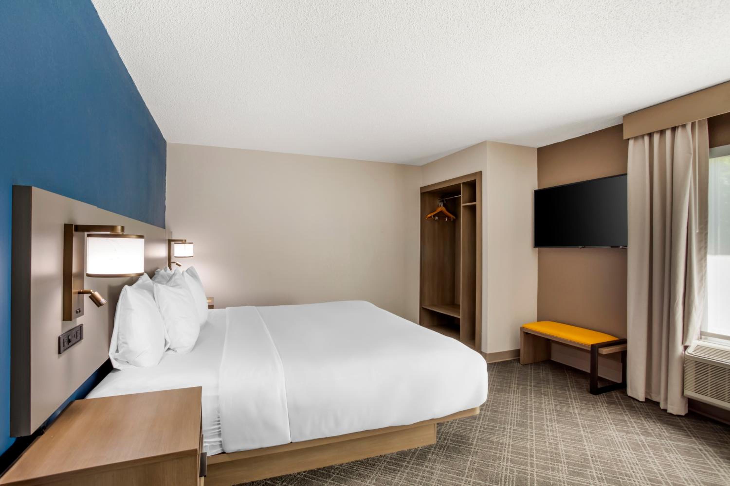 Executive Suite - Photo 2